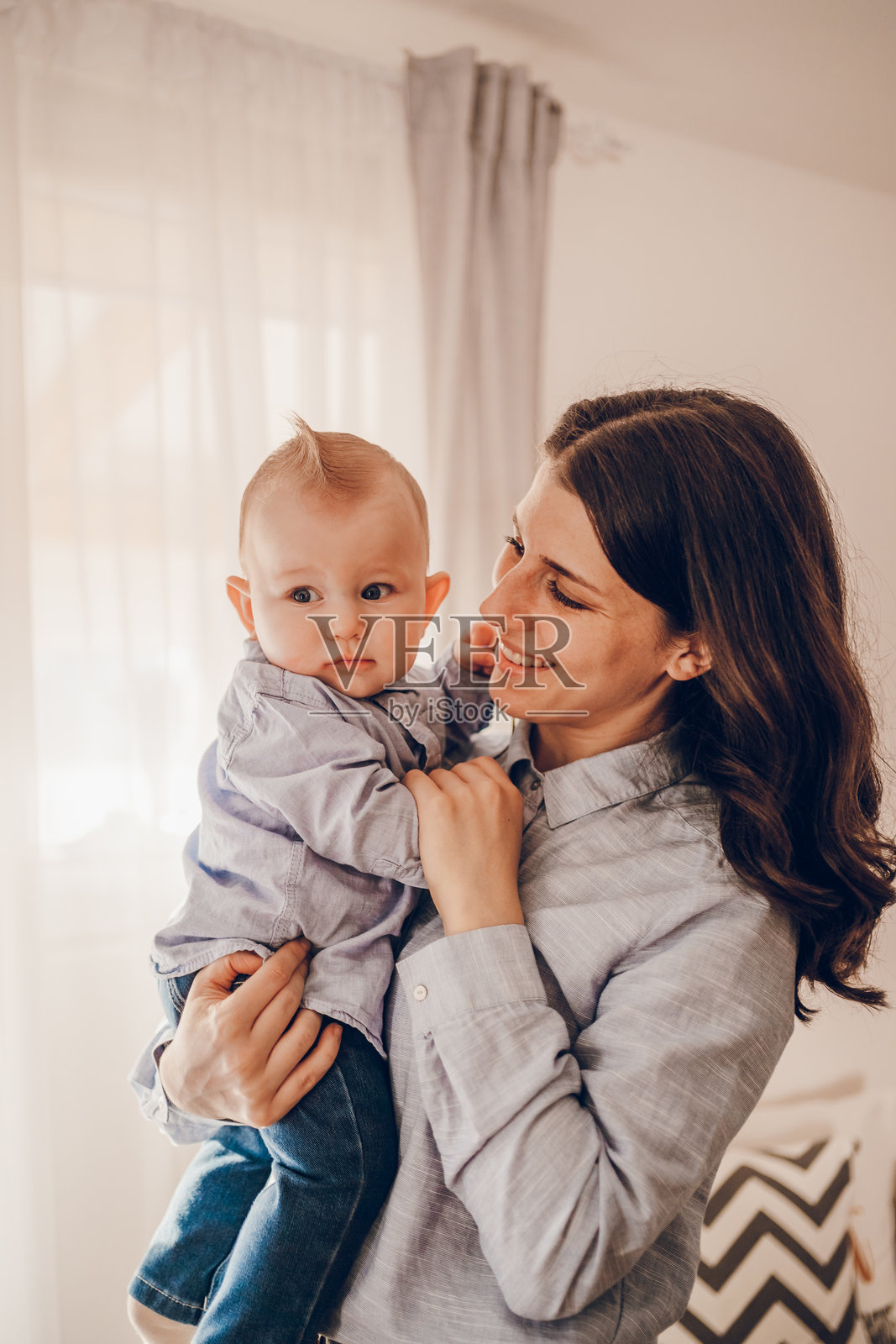 母亲拥抱她的宝宝照片摄影图片