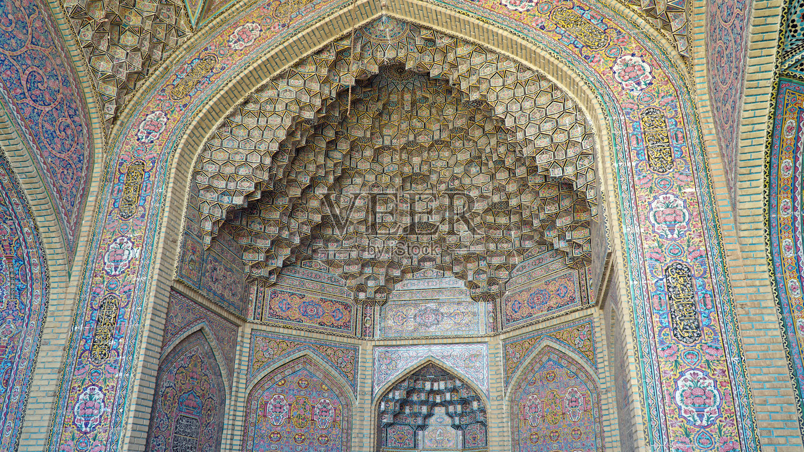 纳西尔·阿尔·穆尔克清真寺（粉红清真寺）的多彩马赛克图案和室内细节，伊朗，设拉子照片摄影图片