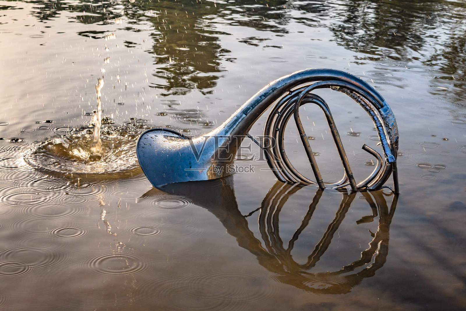 山间河流中的法国号风景照片摄影图片