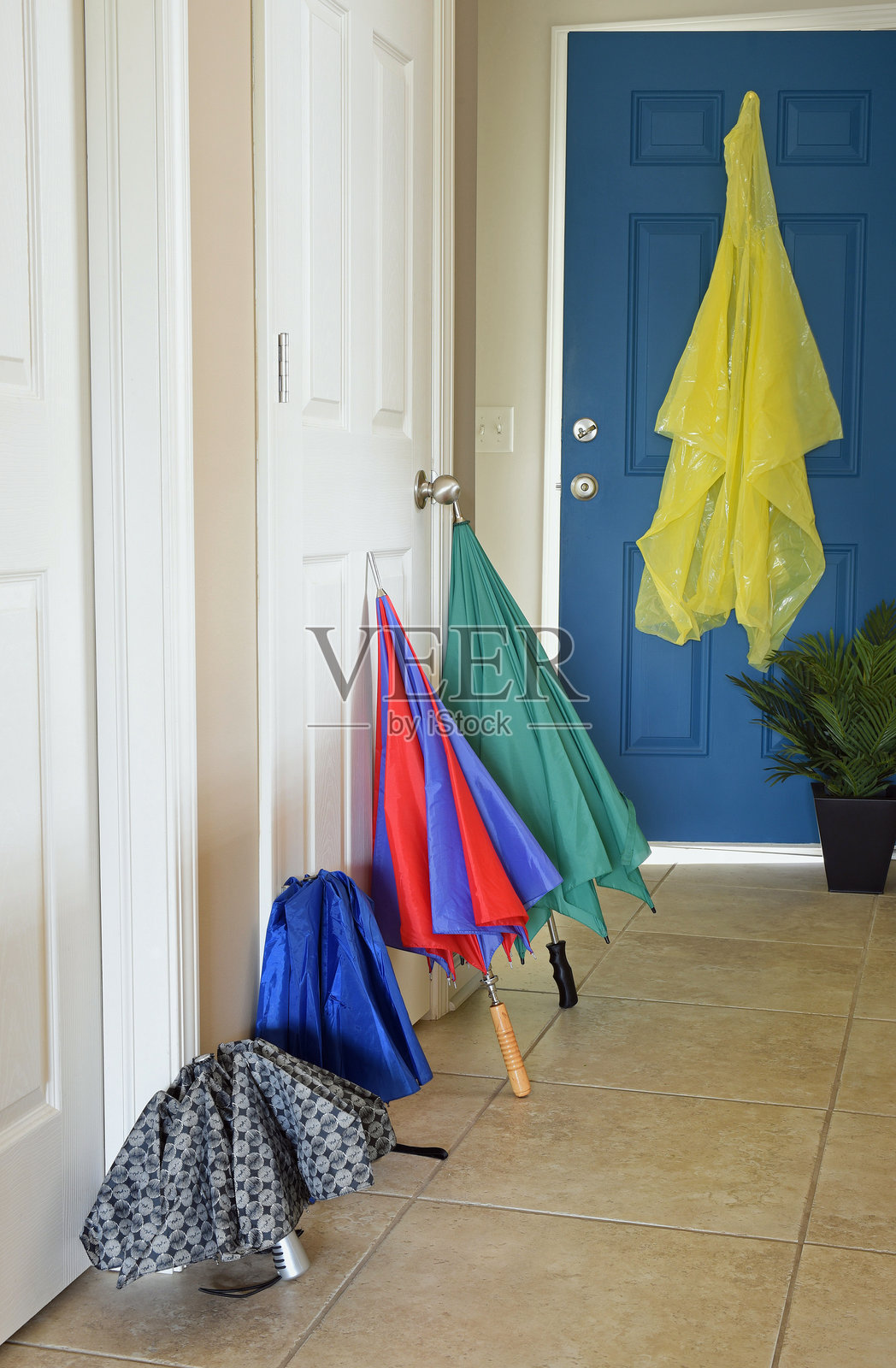 门口晾干的雨伞和雨衣照片摄影图片