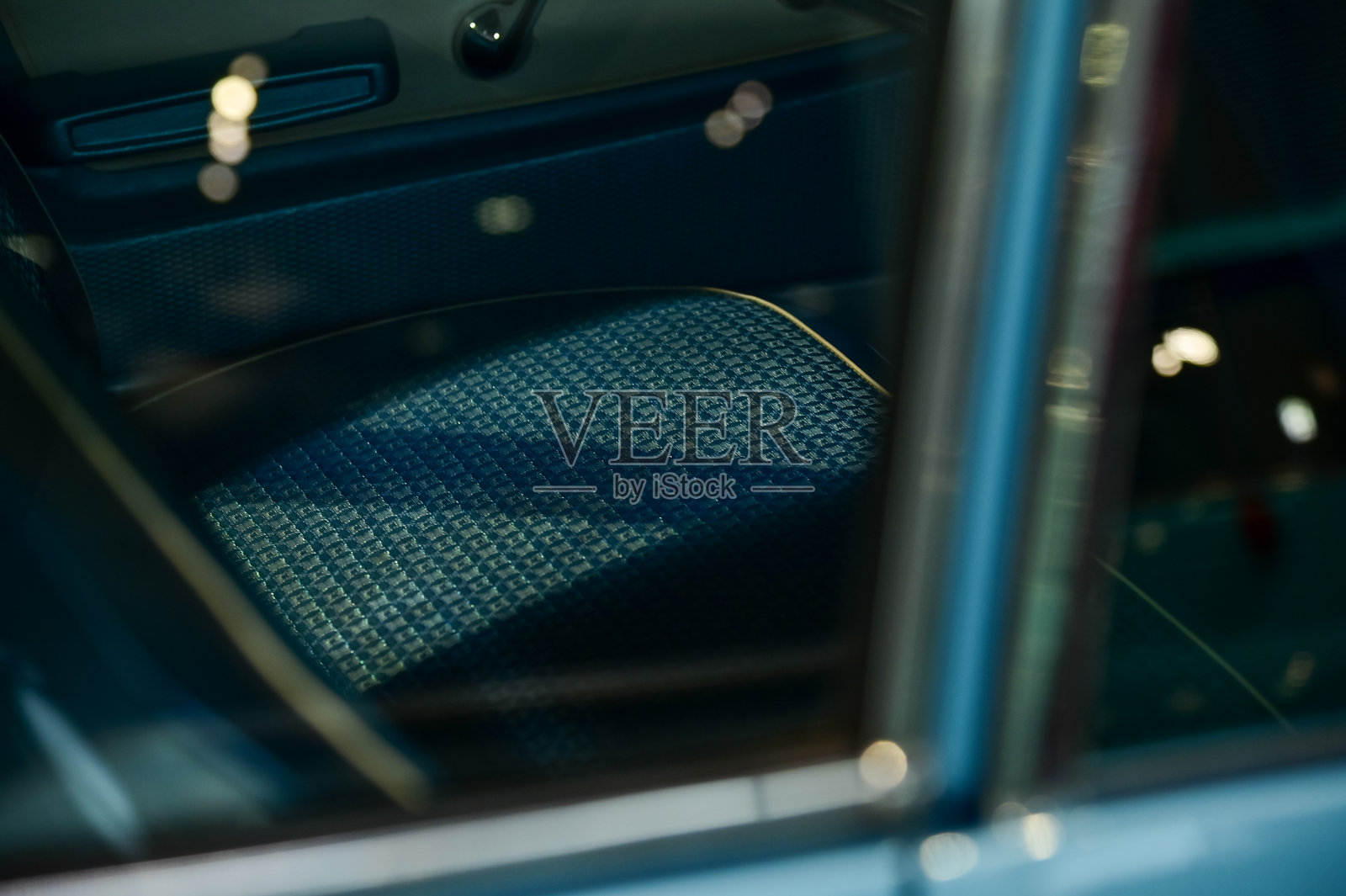 复古汽车内部细节。老式汽车的特写，包括旧方向盘、控制台、座椅和内部装饰。照片摄影图片