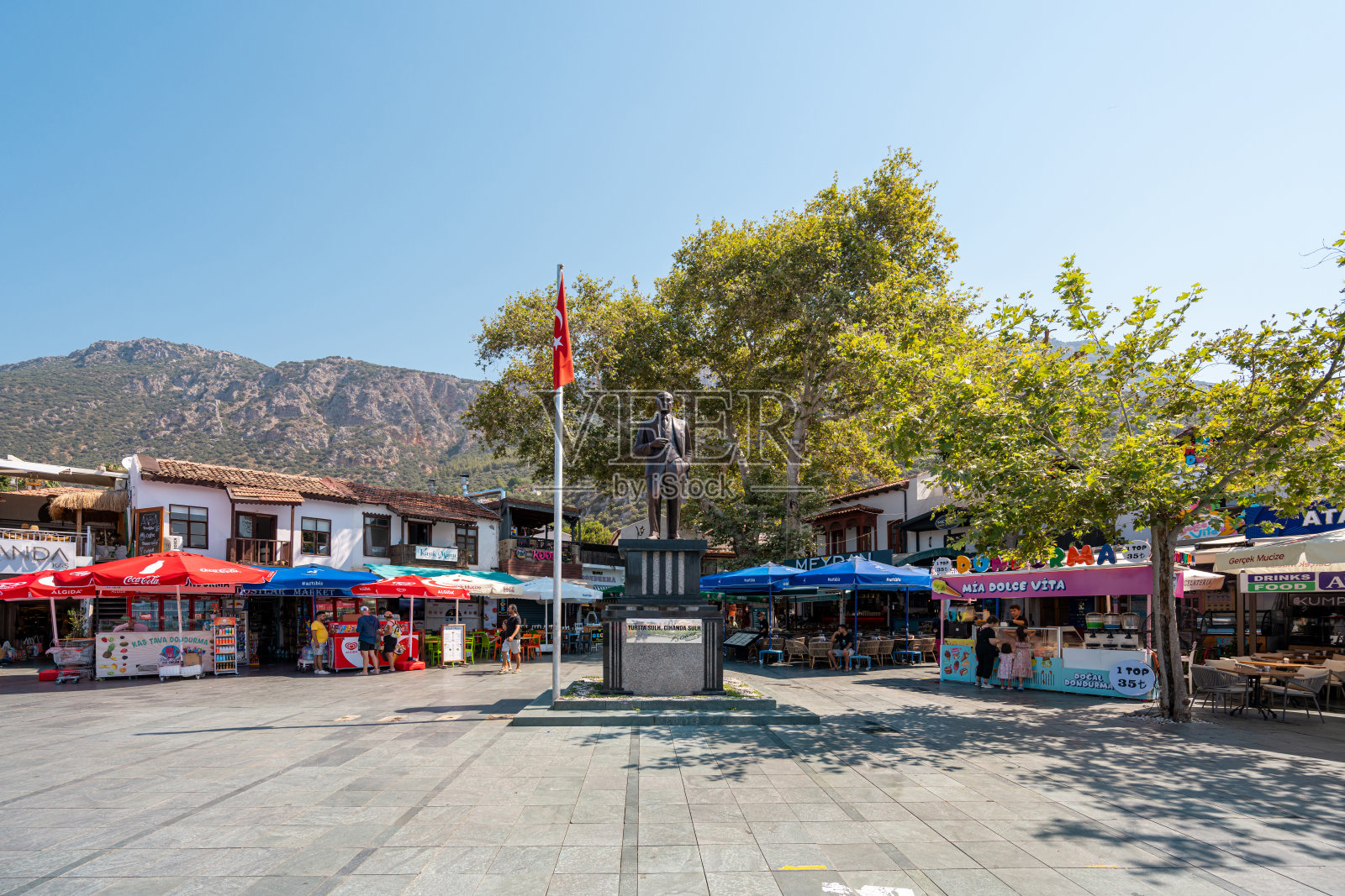 卡斯镇广场上的阿塔图尔克雕像和当地咖啡馆照片摄影图片