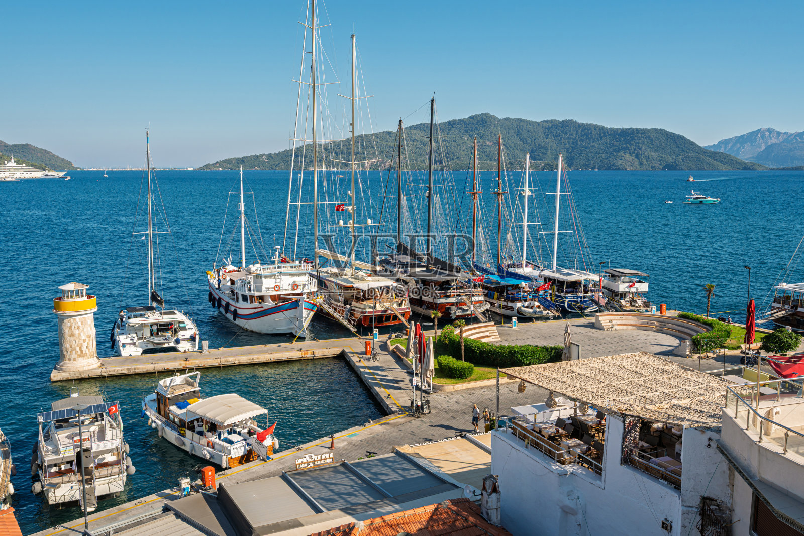 从城堡俯瞰马尔马里斯港口和老城区房屋的美景照片摄影图片