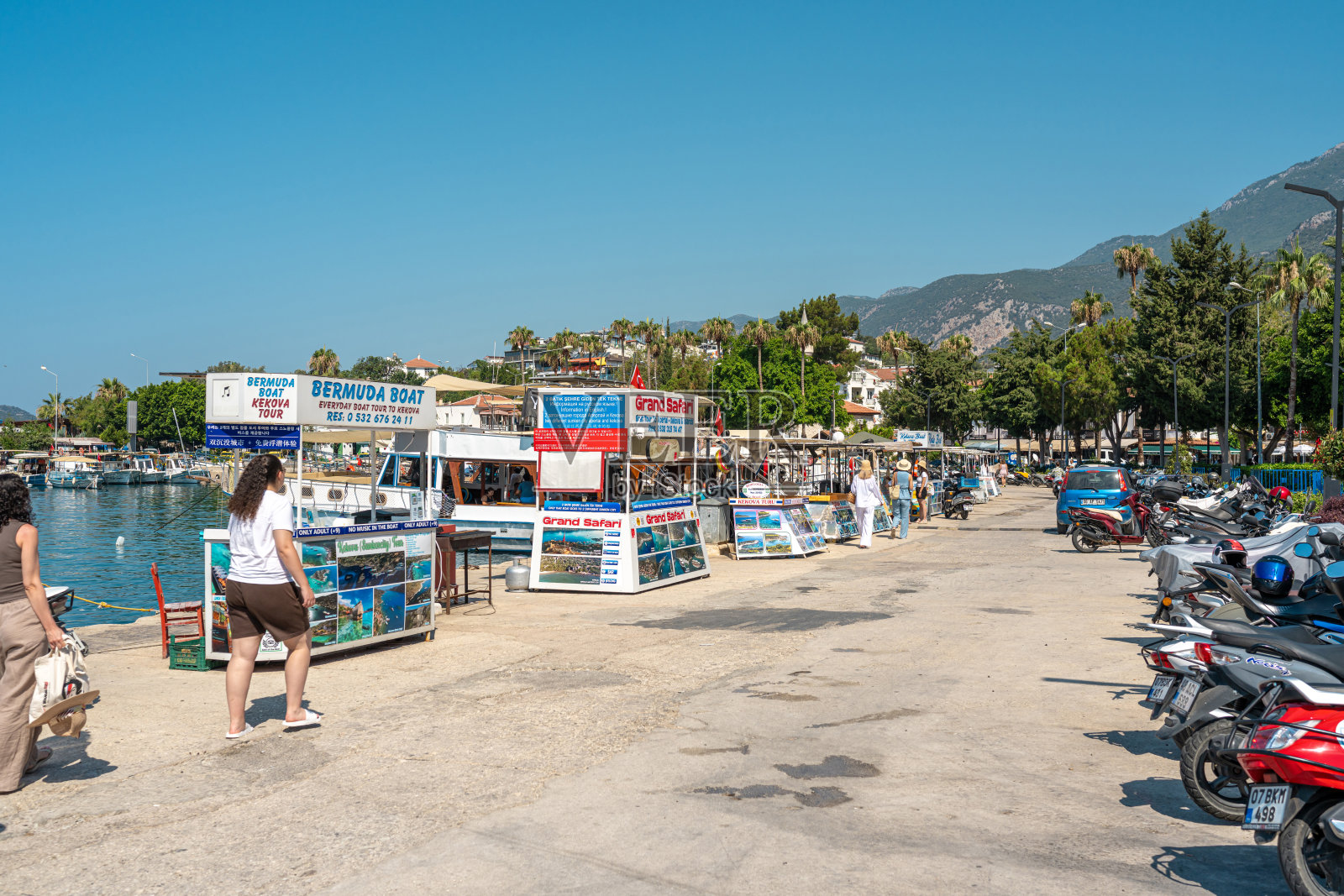 色彩斑斓的游船停靠在土耳其安塔利亚热闹的卡斯港口照片摄影图片