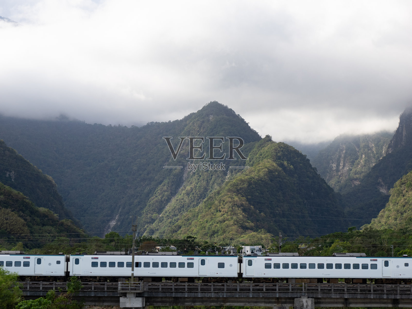 在花莲训练穿越山区的景观照片摄影图片