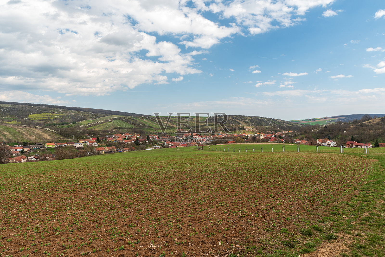 捷克共和国的博尔拉迪斯村，上面有较低的山丘照片摄影图片