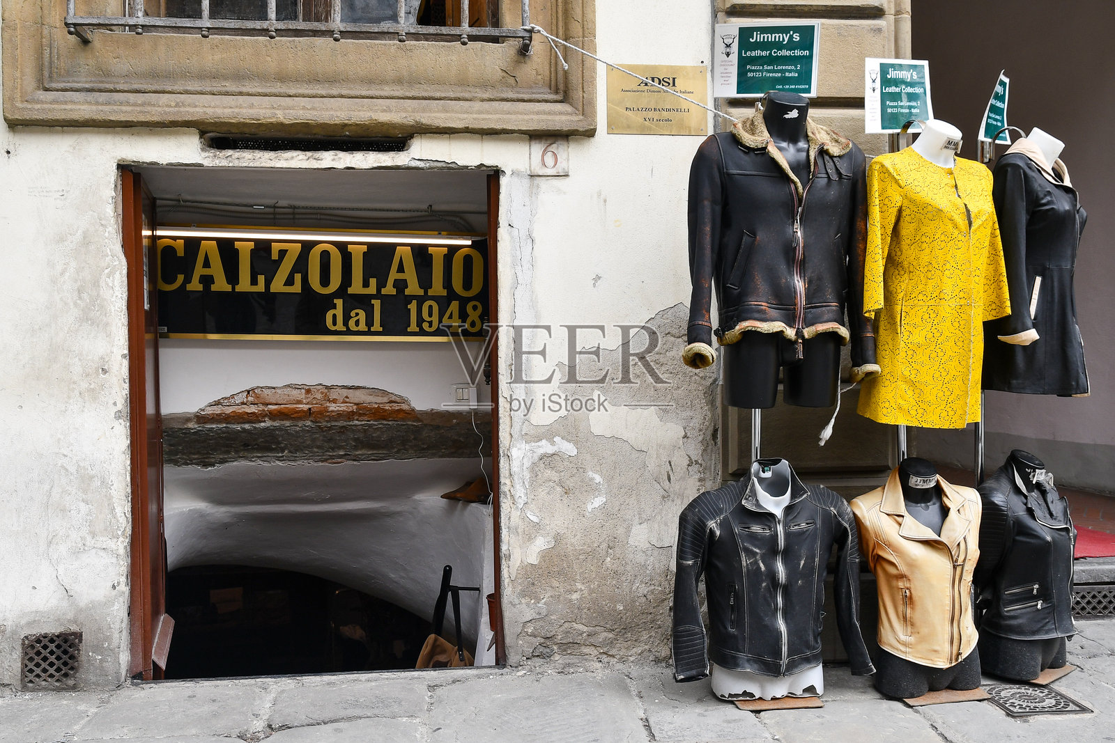 一家建于1948年的鞋店的入口，位于佛罗伦萨一个典型的“洞”里，这是意大利托斯卡纳佛罗伦萨古代建筑的地下室里的商店或小酒馆照片摄影图片