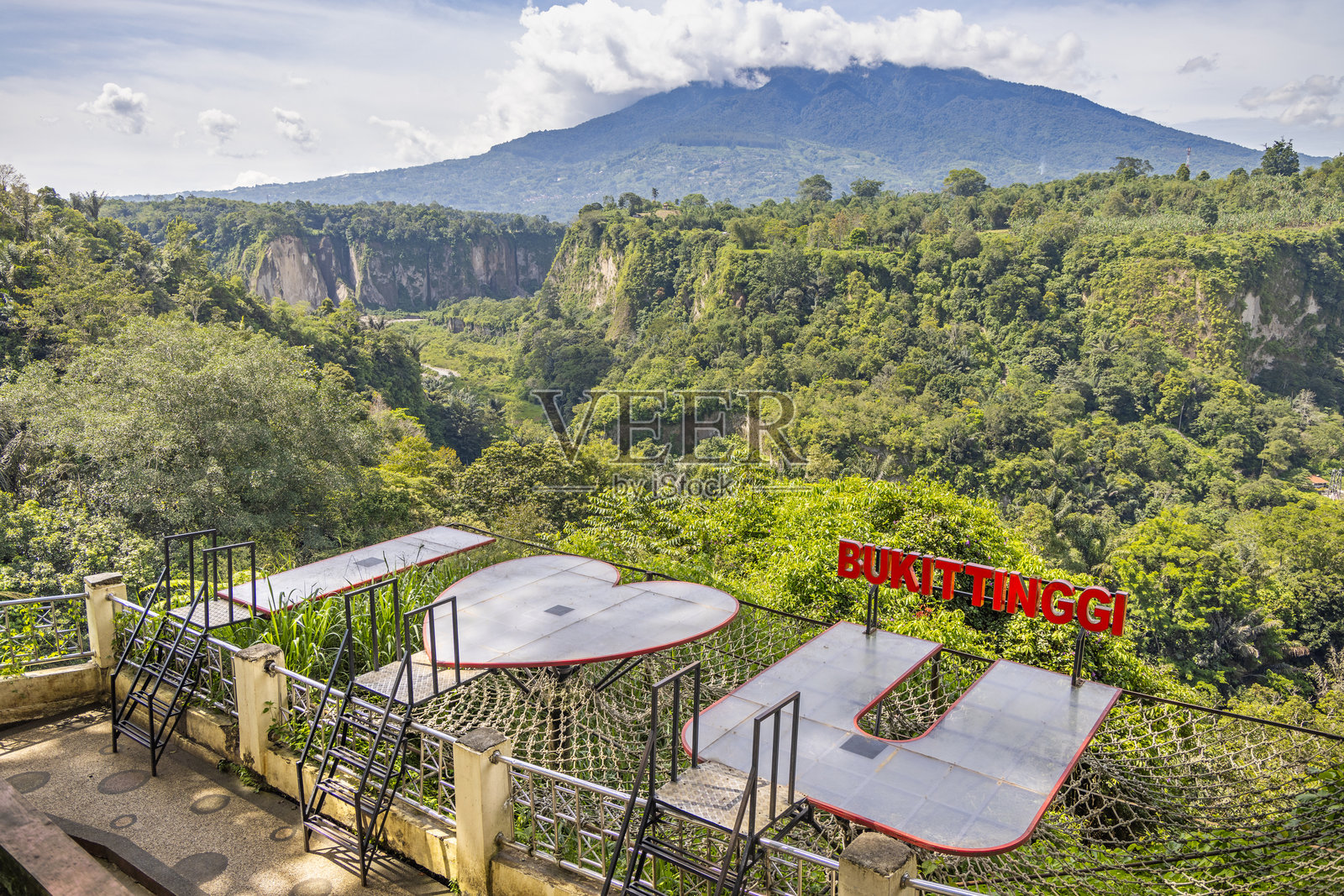 在城市旁边的大峡谷前拍照的平台照片摄影图片