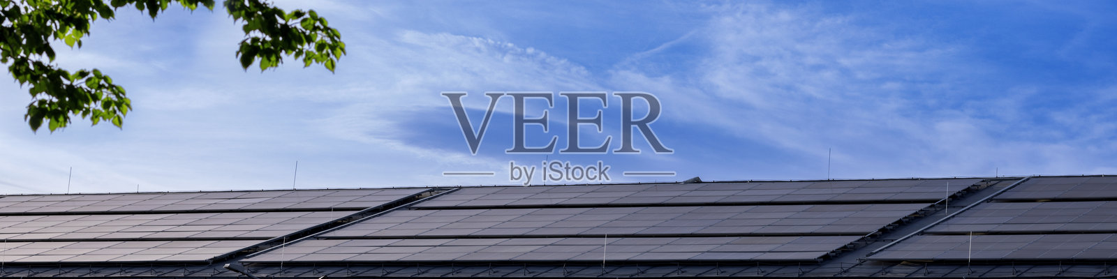 仓库屋顶上的太阳能板横幅。照片摄影图片