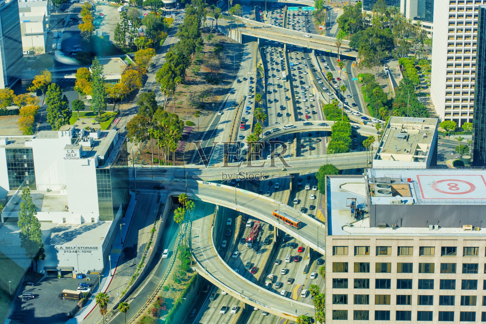 从第七西街摩天大楼鸟瞰繁华的洛杉矶市中心照片摄影图片