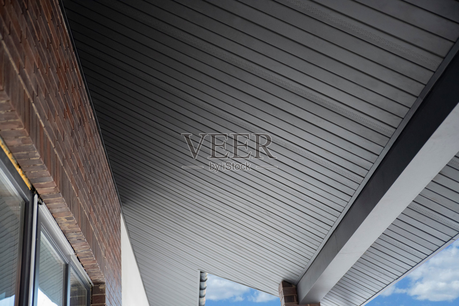 由金属软肋制成的房子露台上的天花板照片摄影图片