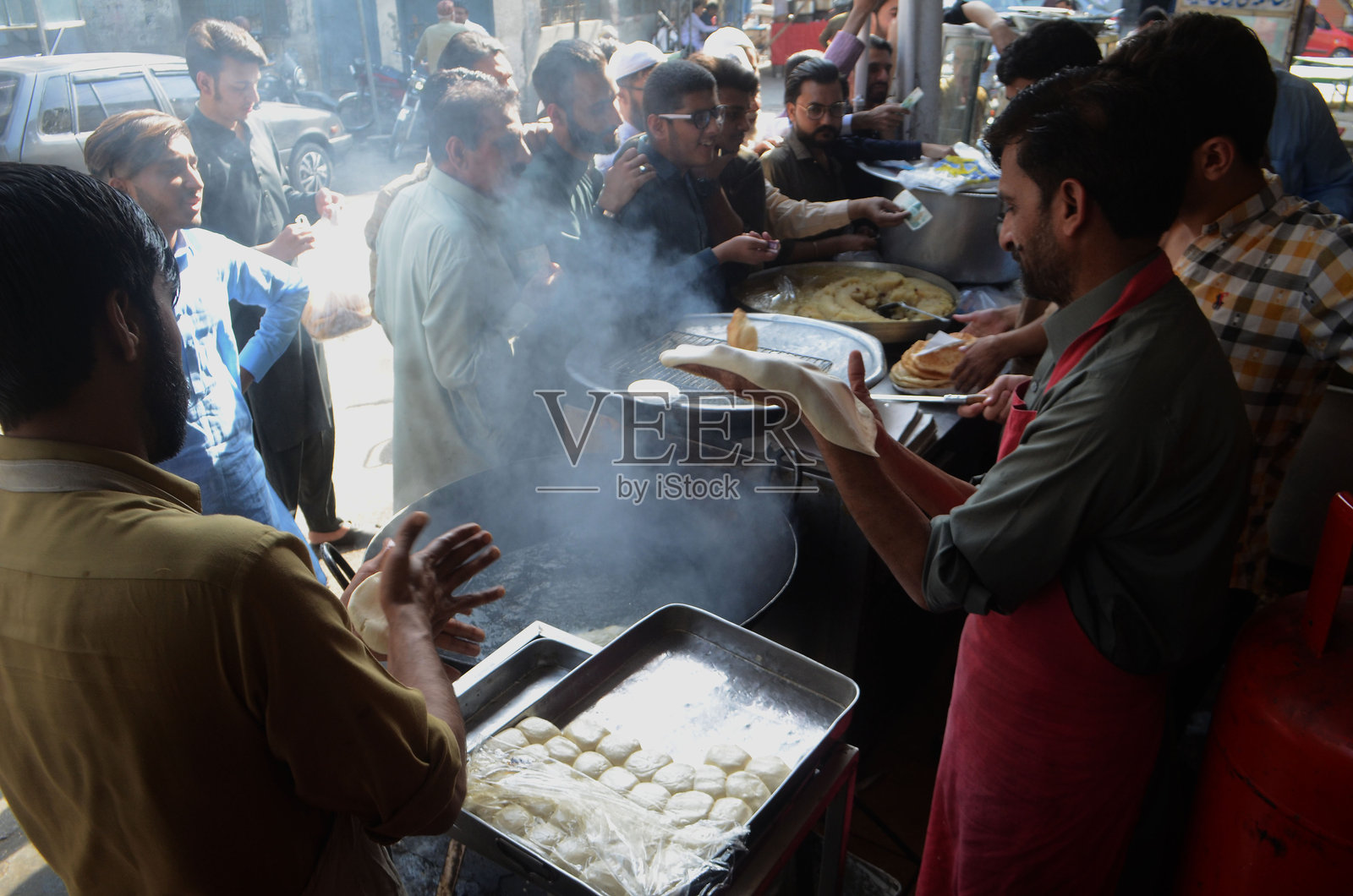 巴基斯坦，拉瓦尔品第:2024年4月10日，星期三，拉瓦尔品第，小贩准备传统食物来养家糊口照片摄影图片