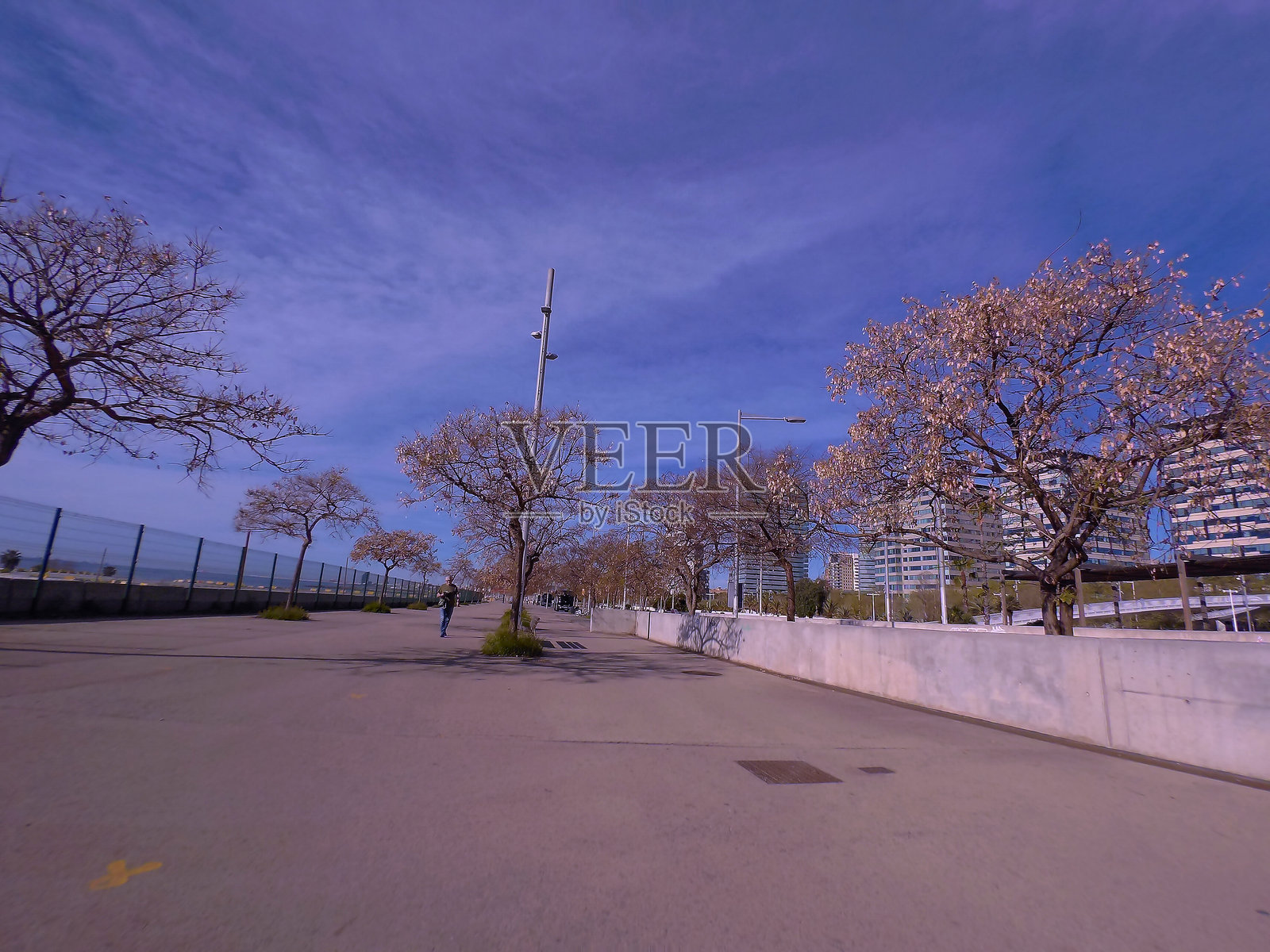 骑自行车穿过城市，在平地上。十二个照片摄影图片