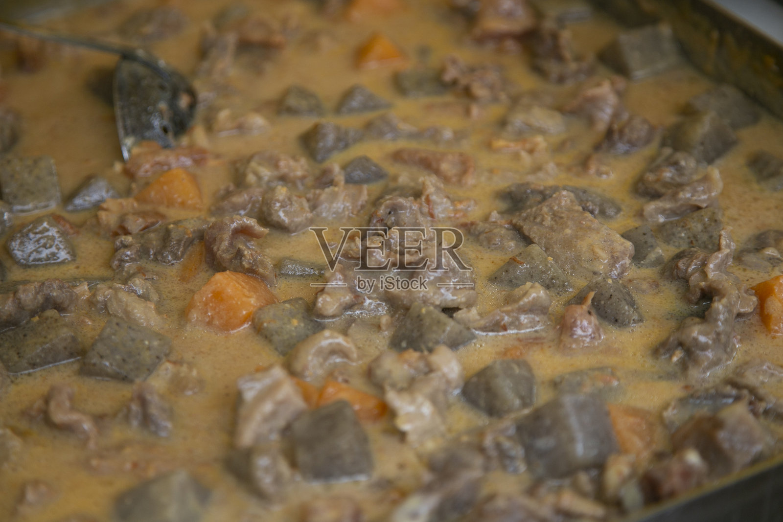 日本炖牛肉配蔬菜和红薯。照片摄影图片