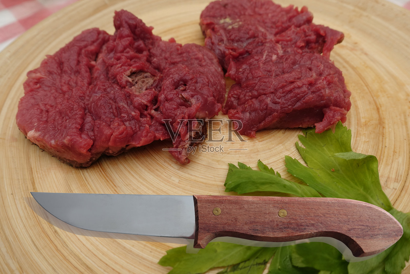 用肉刀横切的牛肉照片摄影图片