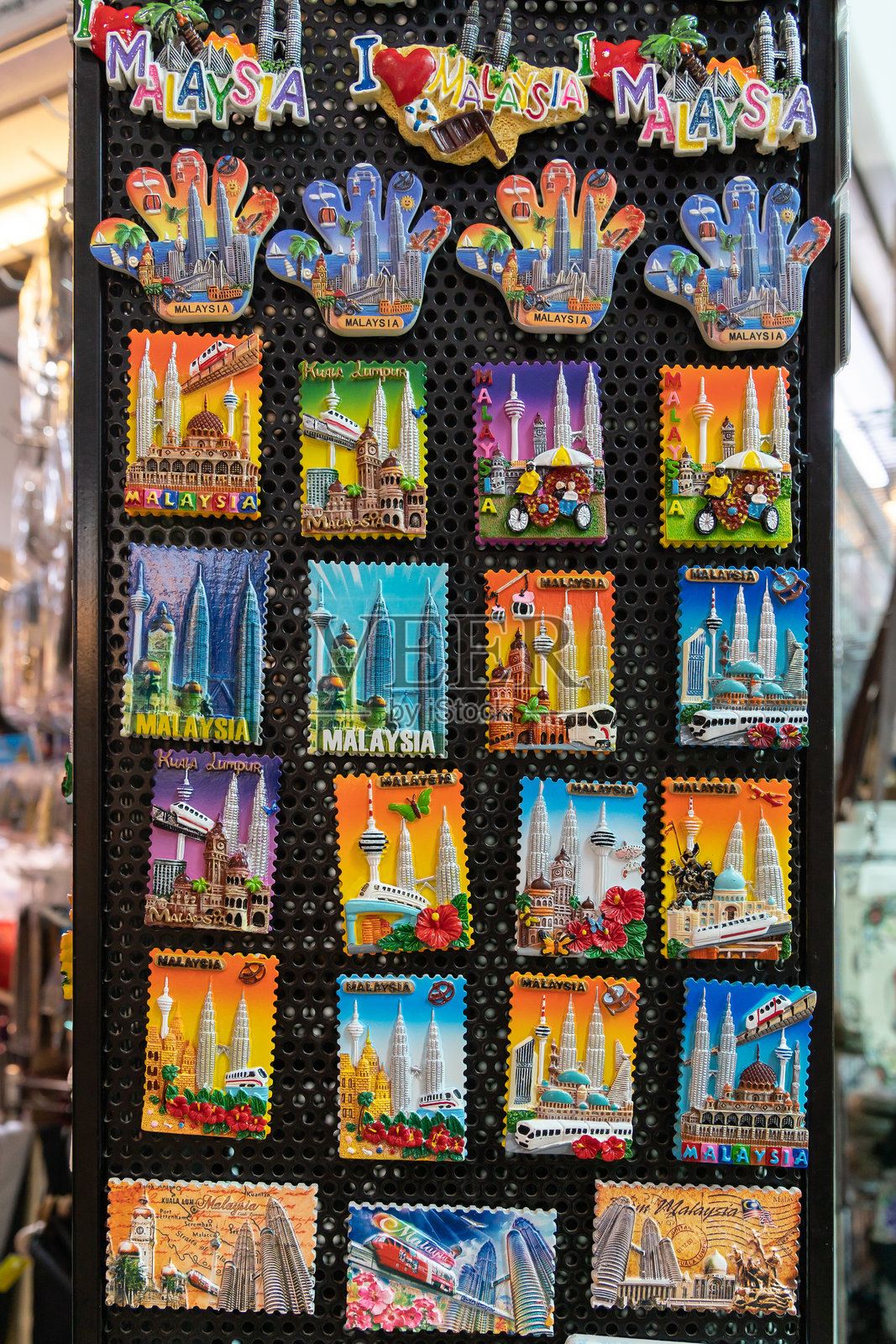 纪念品商店里出售的各种马来西亚冰箱贴纪念品特写。照片摄影图片