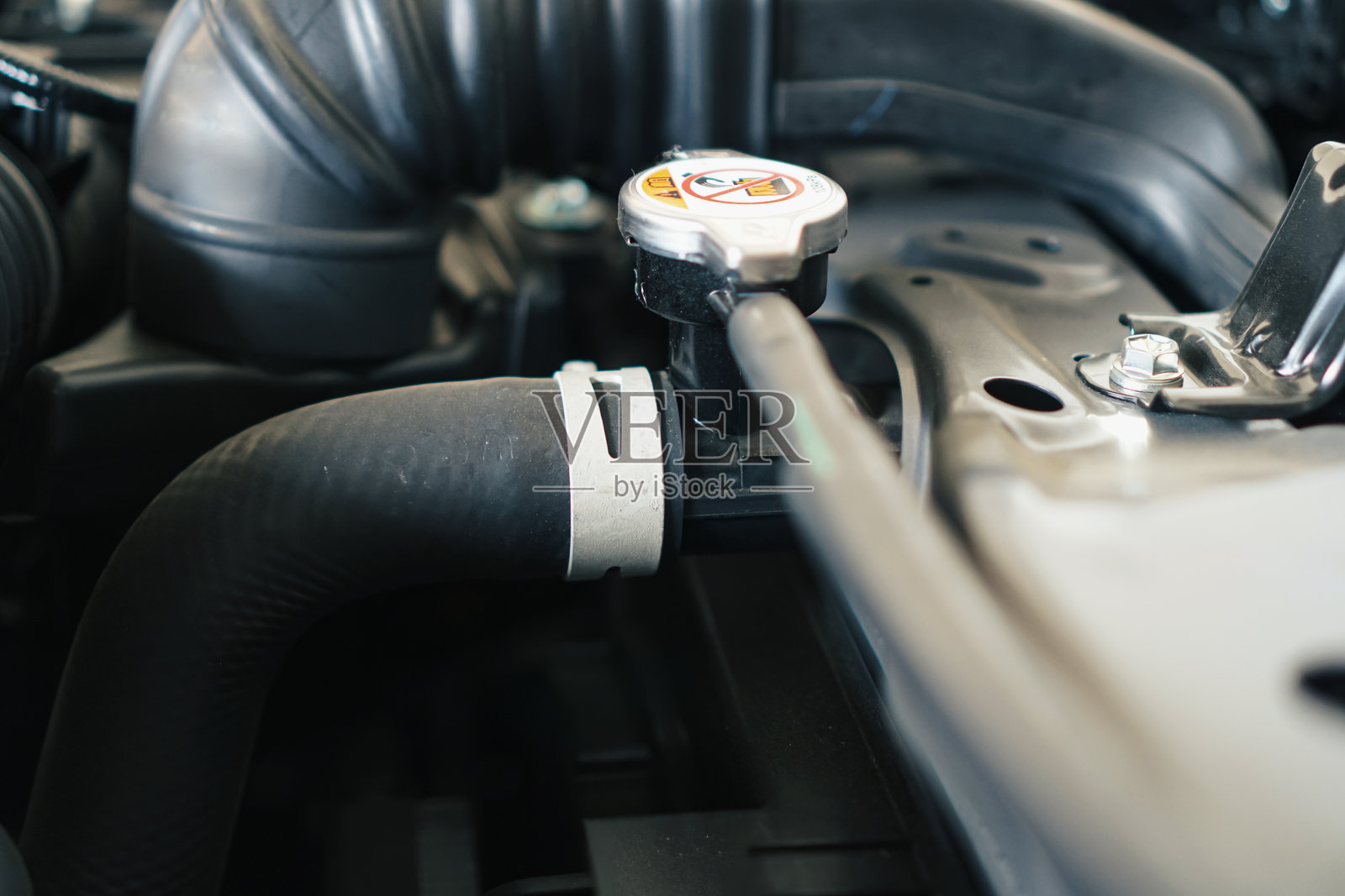 冷却剂填充物盖住汽车以冷却发动机照片摄影图片