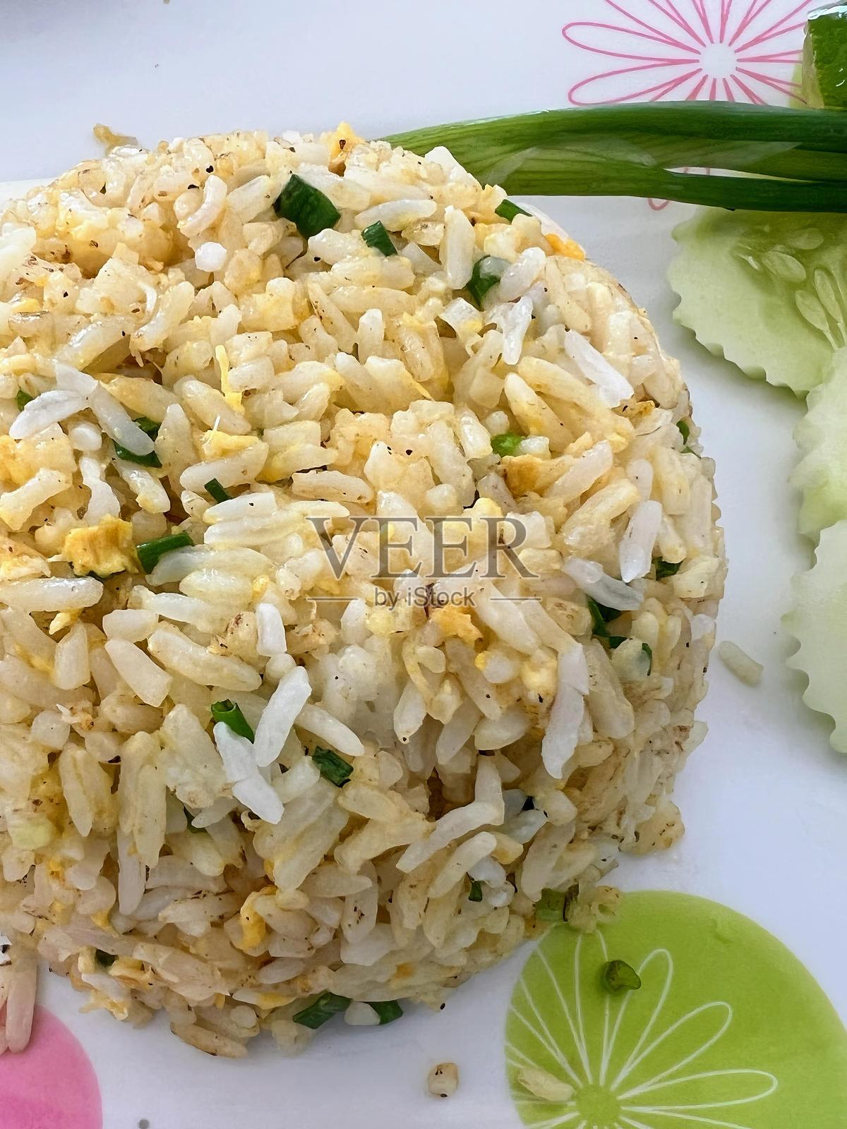 一盘米饭配上蔬菜的照片。照片摄影图片