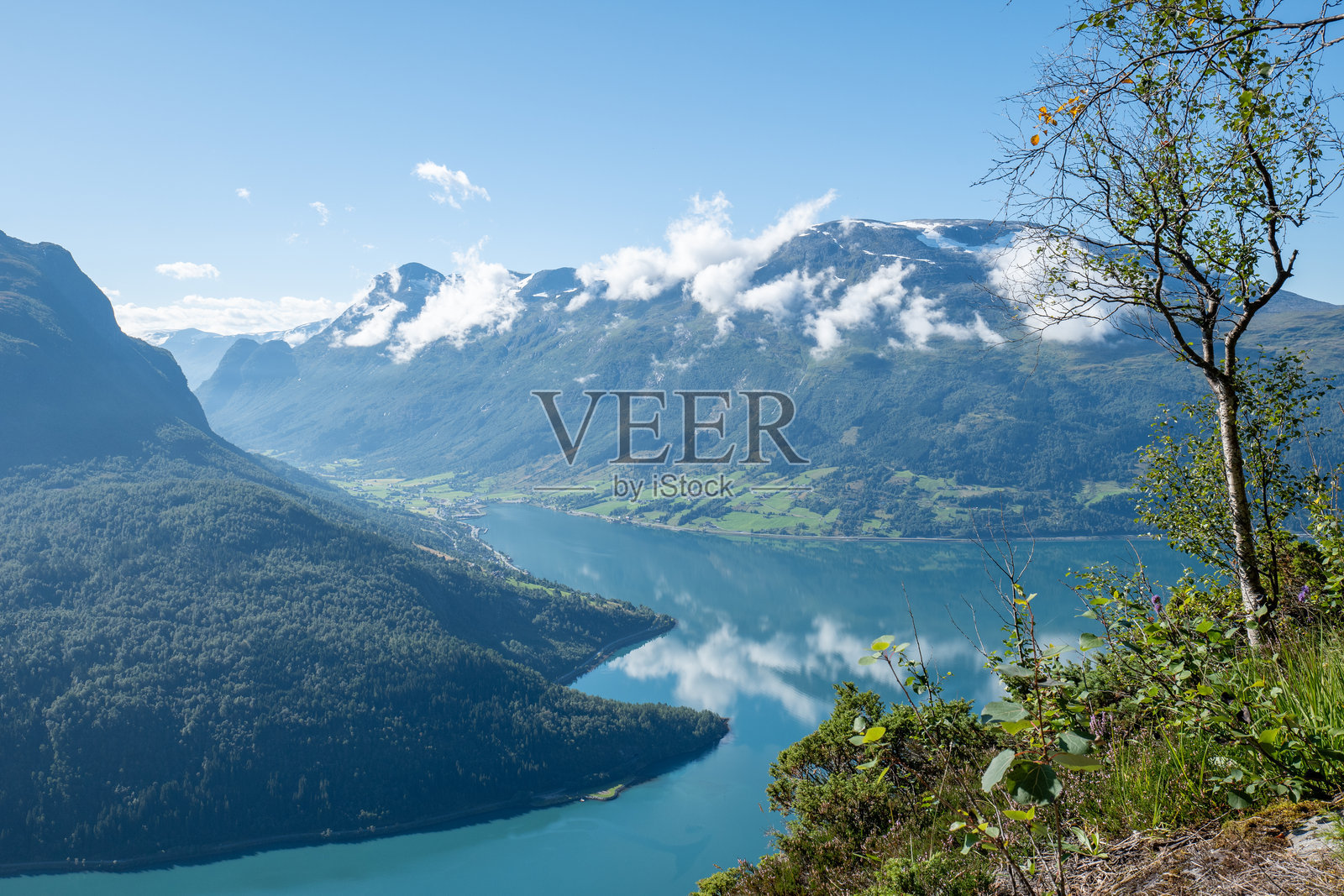 宁静的湖畔山景照片摄影图片