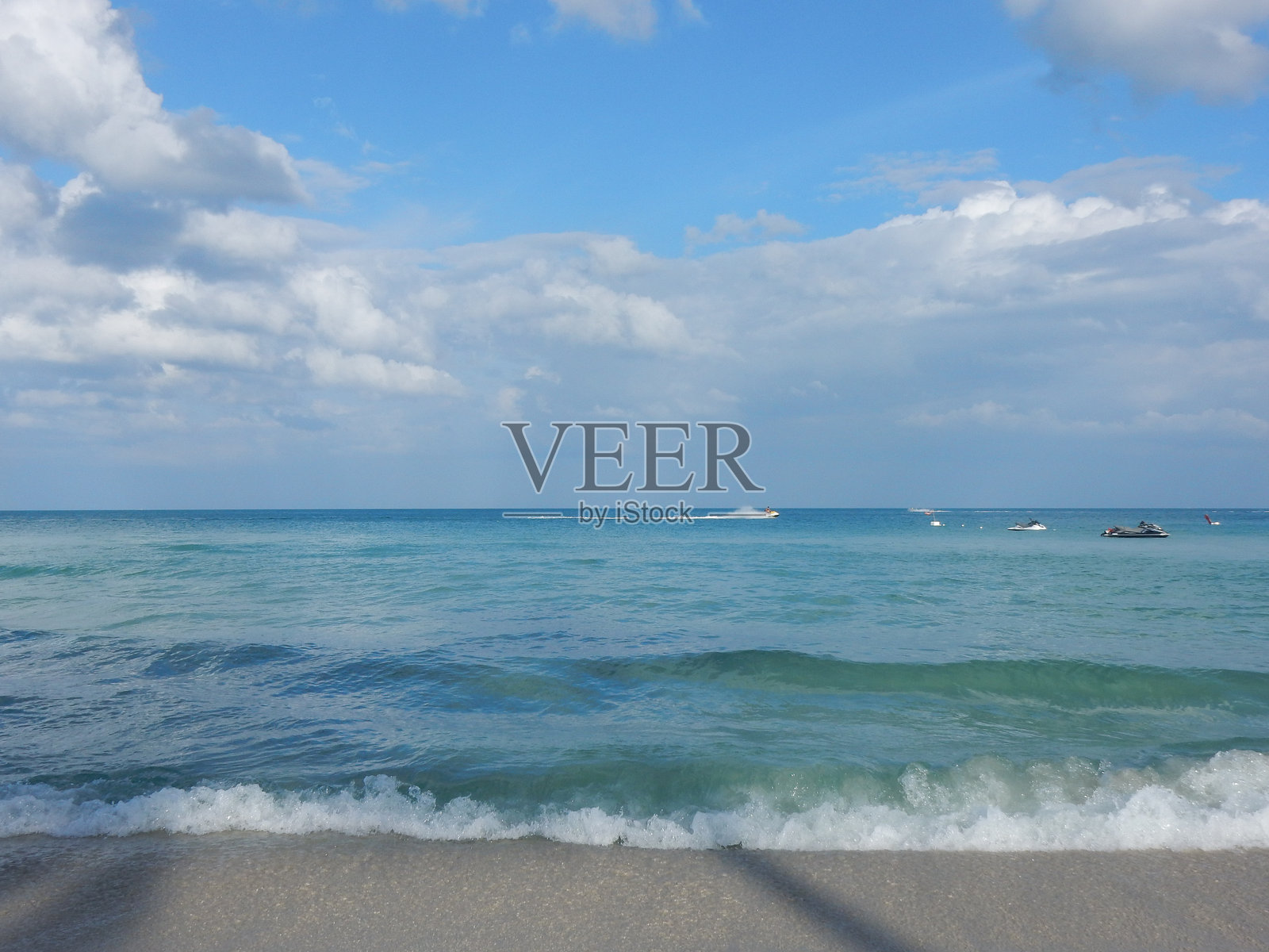 泰国苏梅岛海滩上碧绿的海水和蓝天照片摄影图片