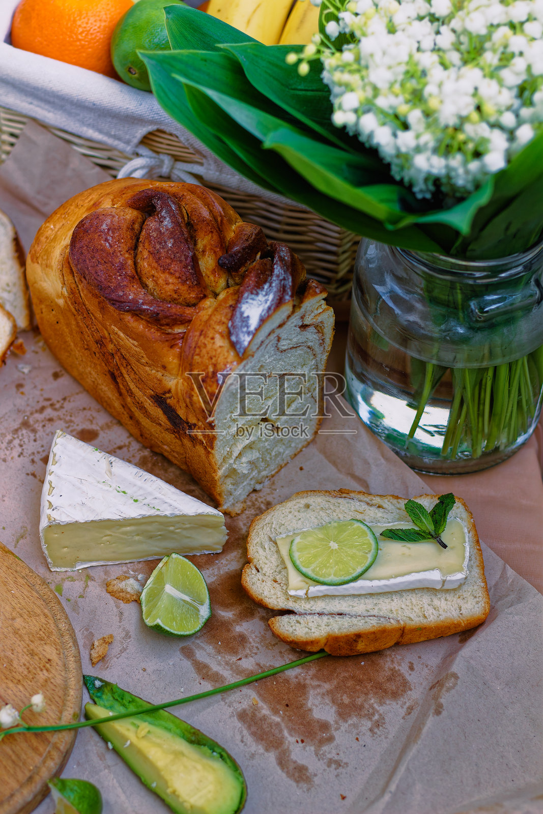 新鲜多彩的春季野餐场景，配有切片面包。照片摄影图片