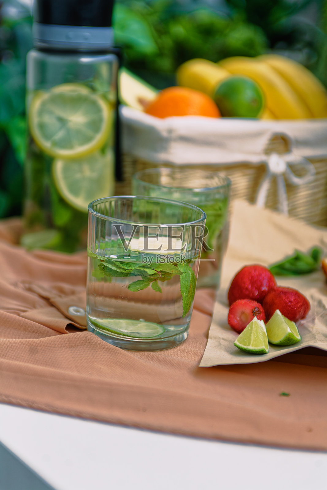 新鲜多彩的早餐场景，包含水果、柑橘水、香草、奶酪、面包和浆果。照片摄影图片