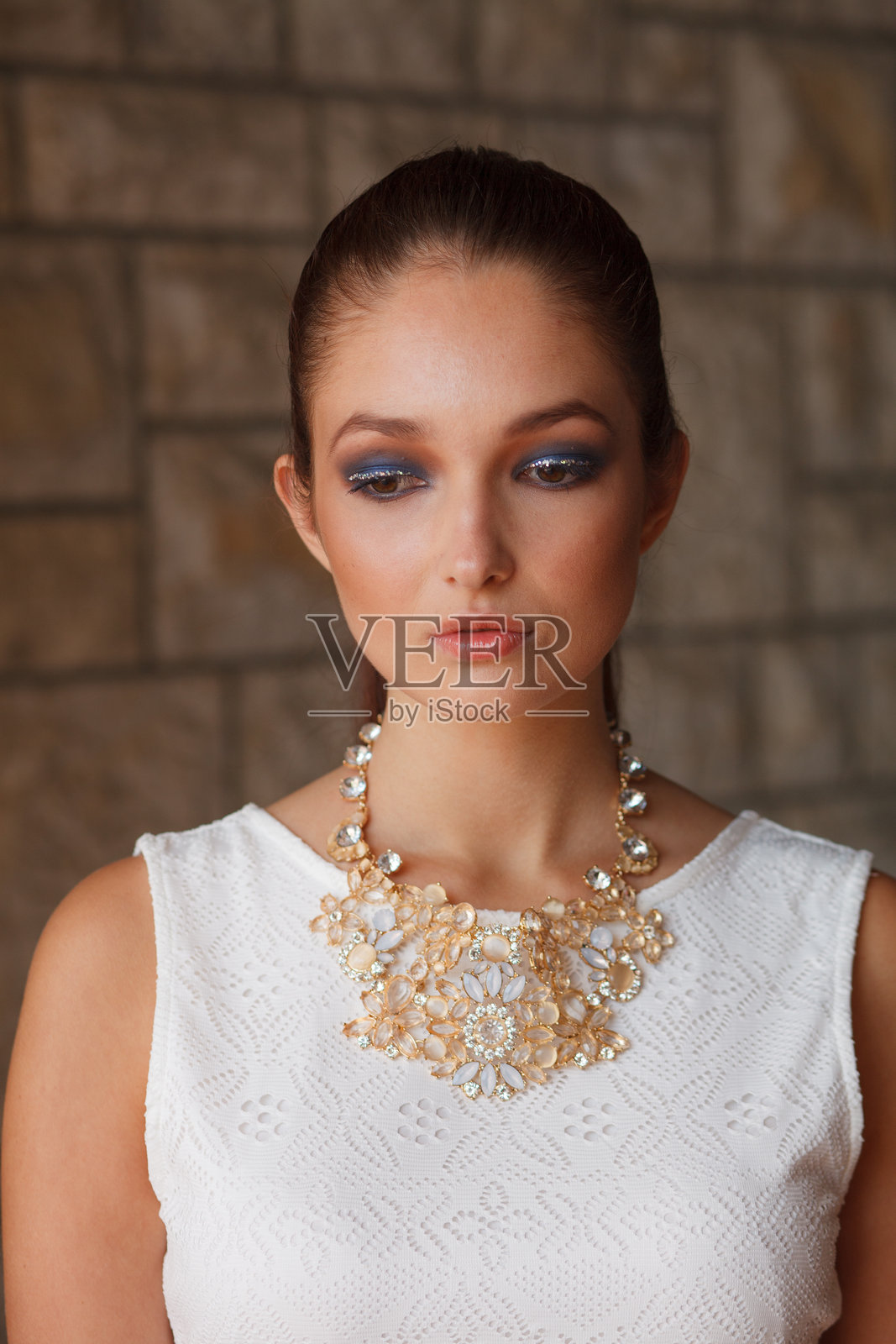 优雅的女性，浓妆艳抹，佩戴着醒目的项链照片摄影图片