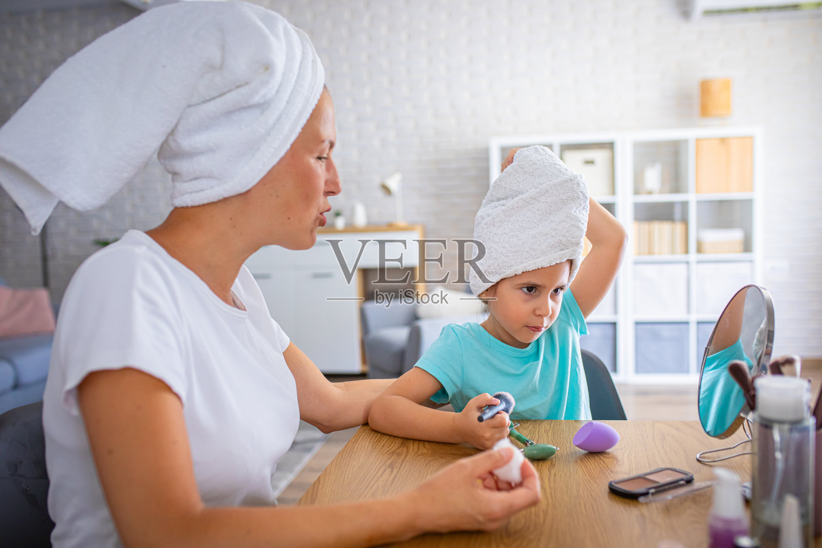 母女共享快乐的化妆时光照片摄影图片