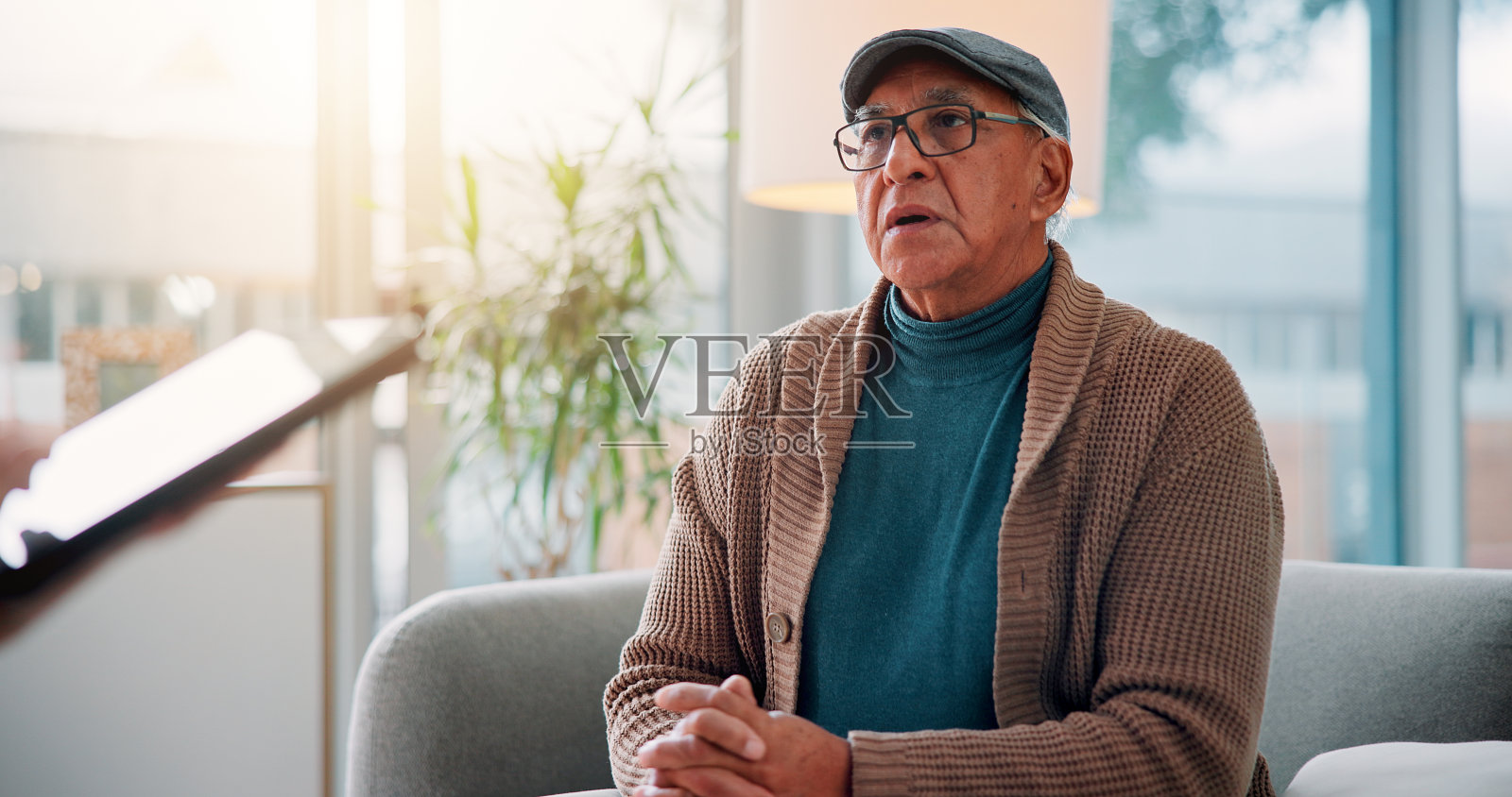 办公室里有一位老人的财务顾问，提供退休基金、债务咨询和破产建议。投资损失、错误和经纪人与老年人讨论账户储蓄。照片摄影图片