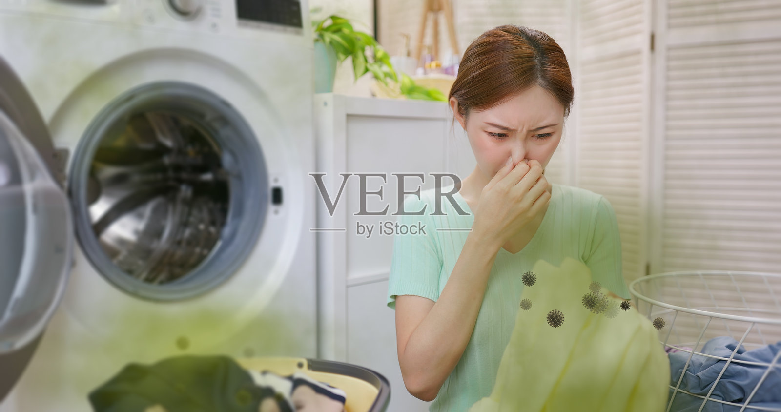 女人从洗衣机里取衣服照片摄影图片