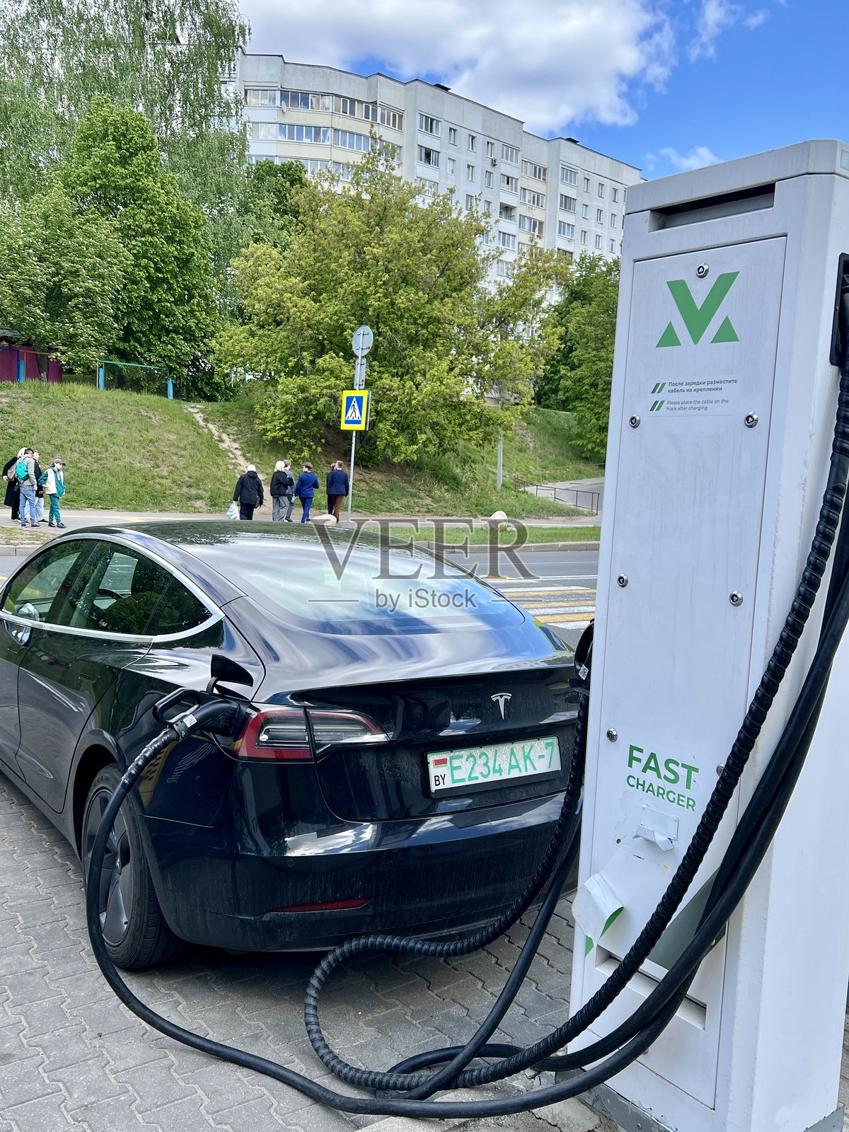 电动汽车充电站,特斯拉Model 3正在充电,白俄罗斯明斯克照片摄影图片