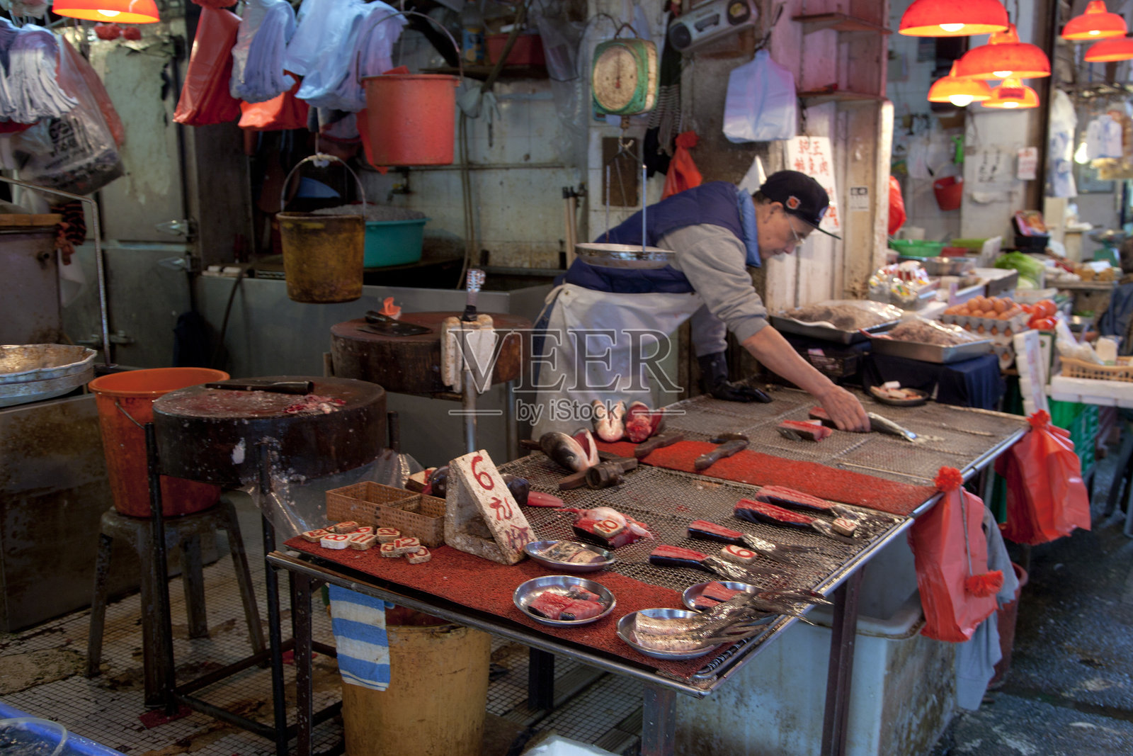 在香港的鱼市场出售鱼尾和鱼头照片摄影图片