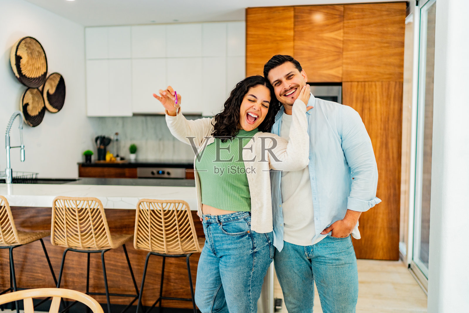 一对情侣手持房屋钥匙的肖像照片摄影图片