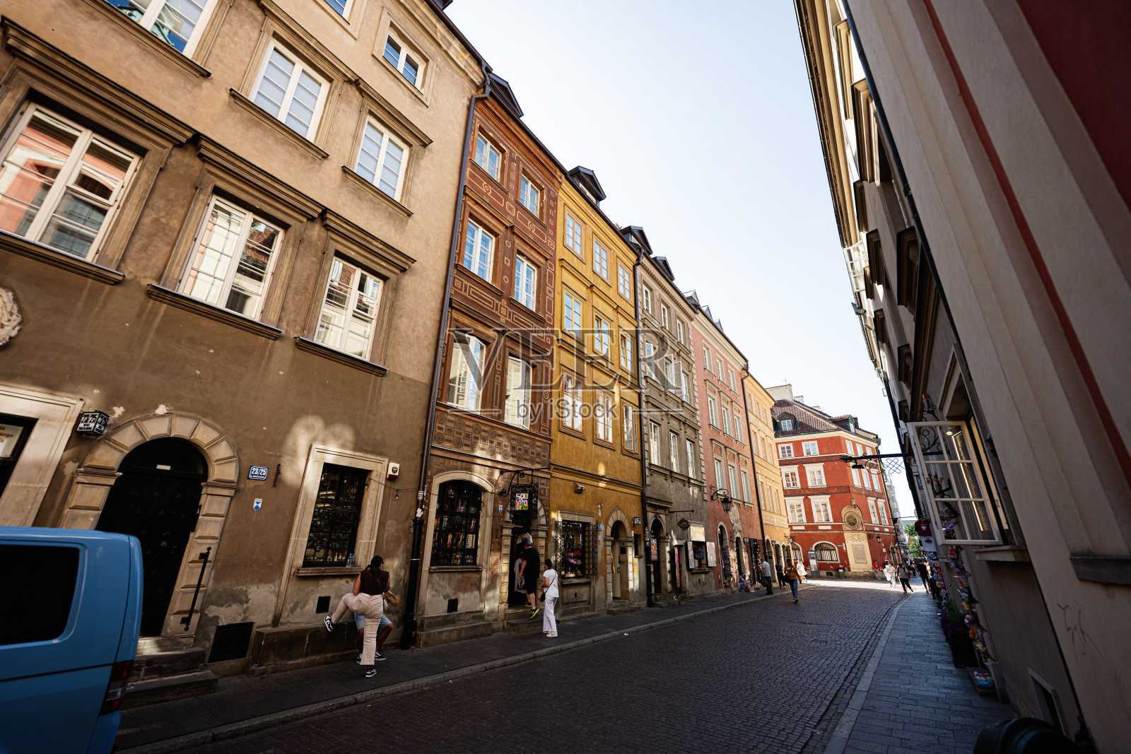 华沙波兰迷人的鹅卵石街景，色彩斑斓的历史建筑照片摄影图片