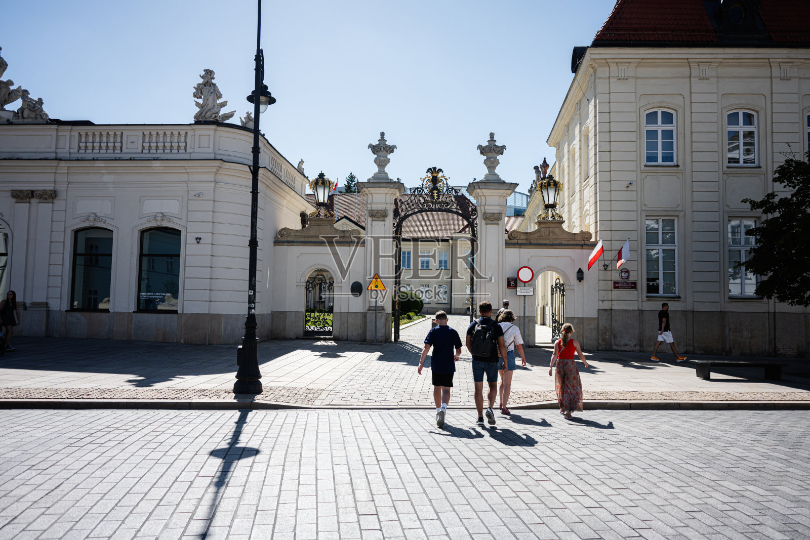 游客在波兰华沙市中心热闹的历史大门附近散步照片摄影图片