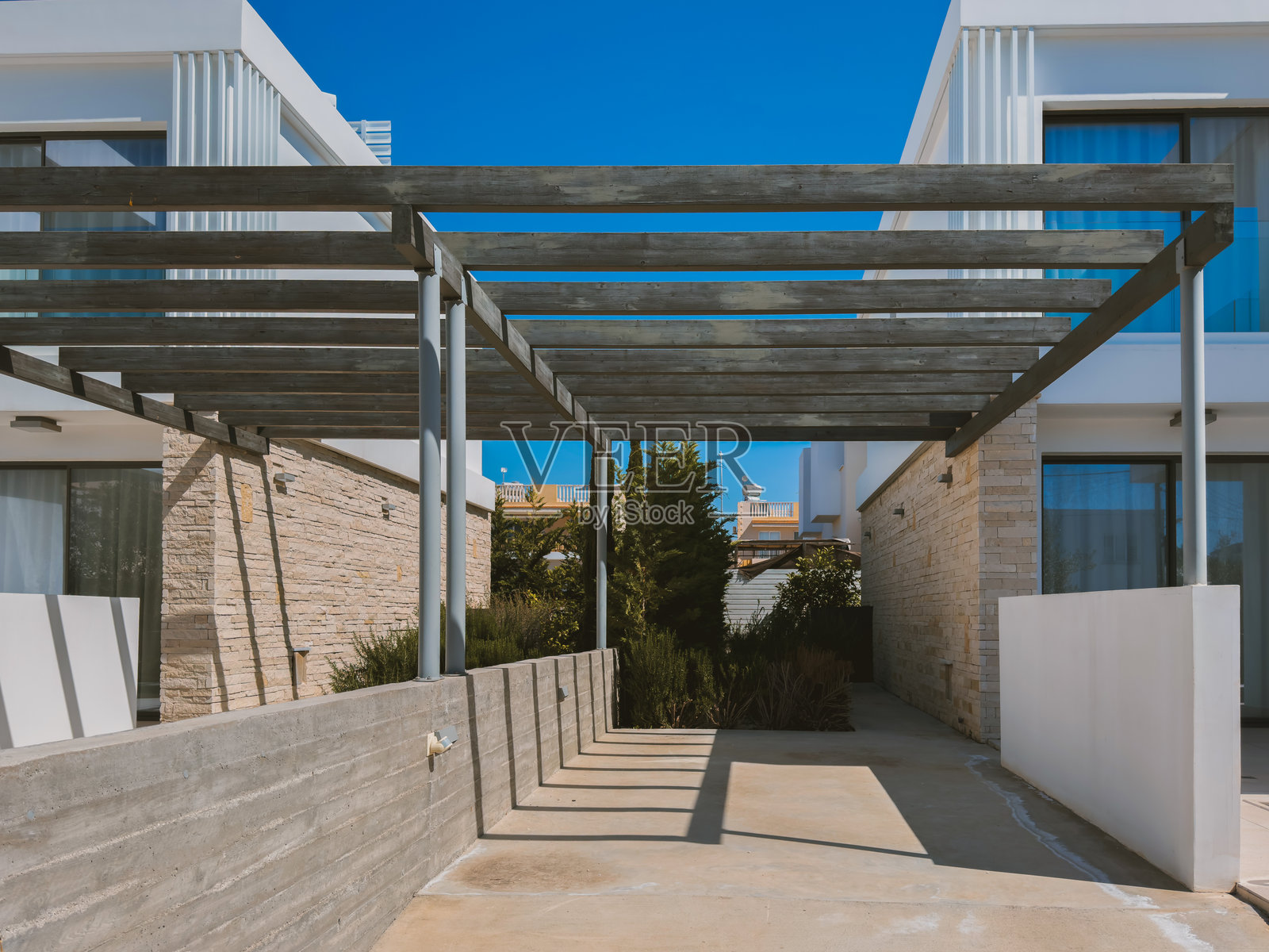 2025年3月14日，塞浦路斯帕福斯。帕福斯的白色现代豪华住宅，蓝天和阳光映衬下，展示了地中海建筑风格和高档住宅设计。照片摄影图片