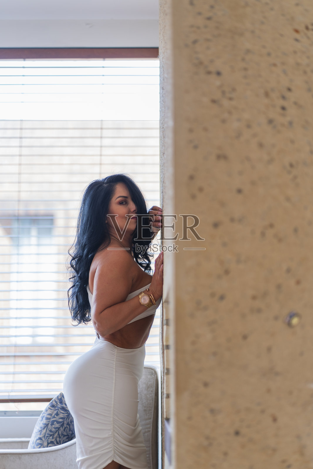 女人正在完成佩戴她的珠宝照片摄影图片