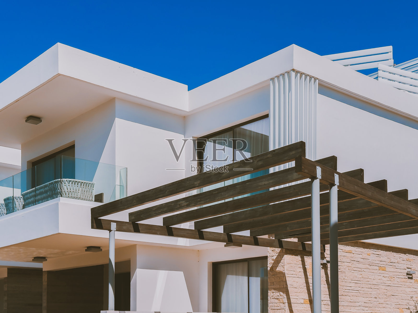 2025年3月14日,塞浦路斯帕福斯。帕福斯的白色现代豪华住宅,蓝天和阳光映衬下,展示了地中海建筑风格和高档住宅设计。照片摄影图片