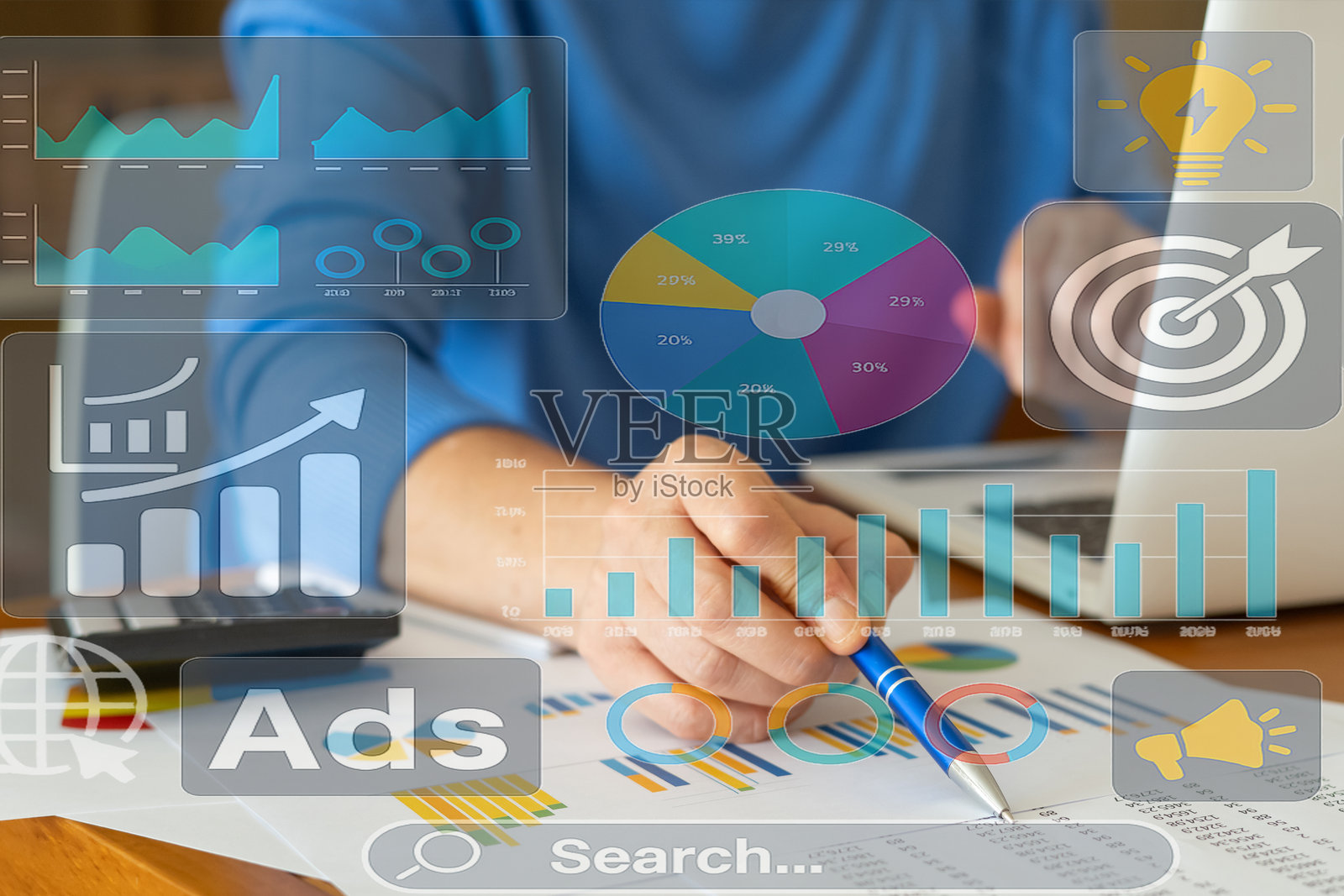 商人正在分析财务图表、商业表现和数字营销广告，手持一支笔指向纸上的数据，纸上覆盖着全息商业智能图标。照片摄影图片