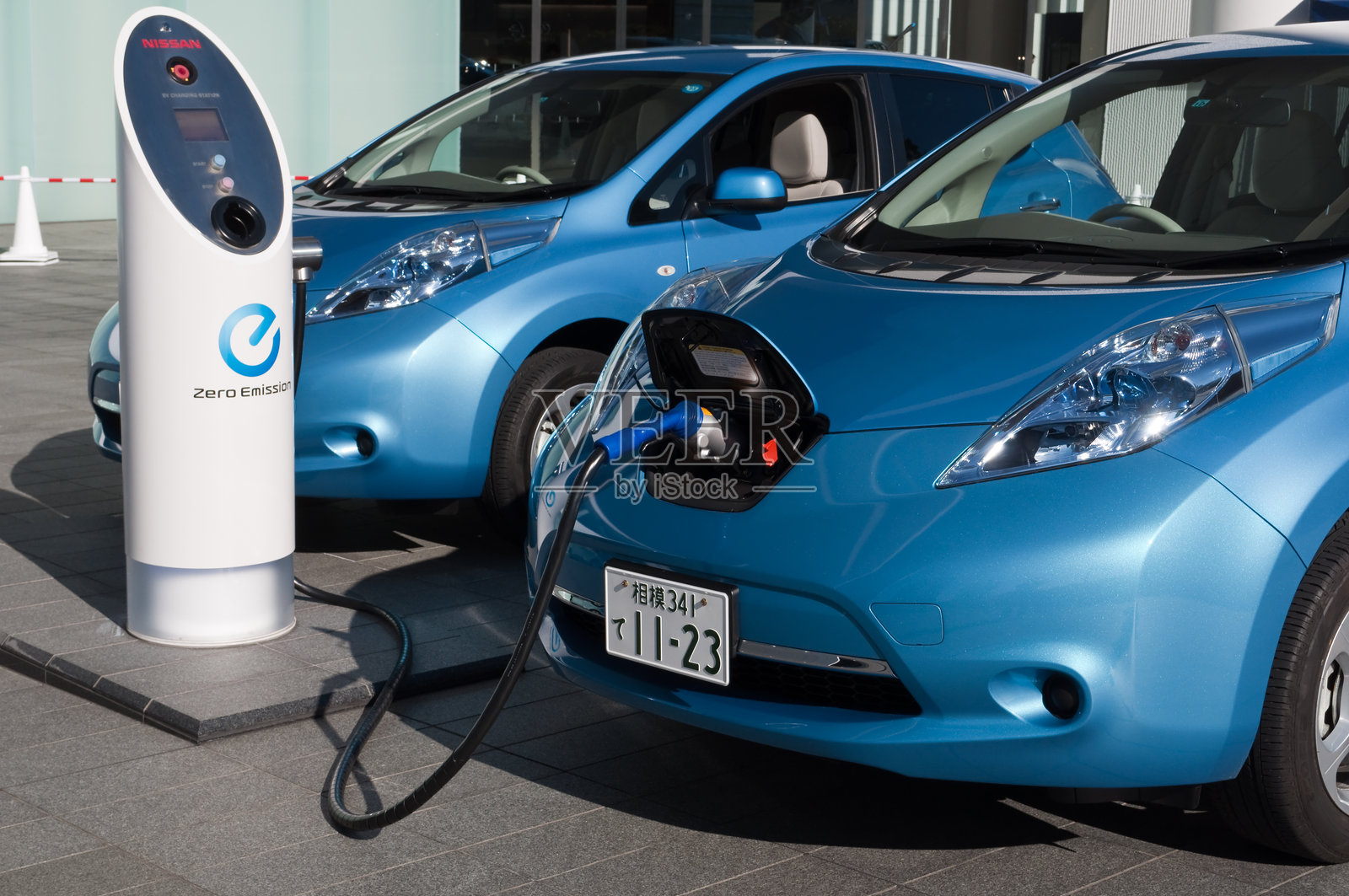 电动汽车正在充电照片摄影图片