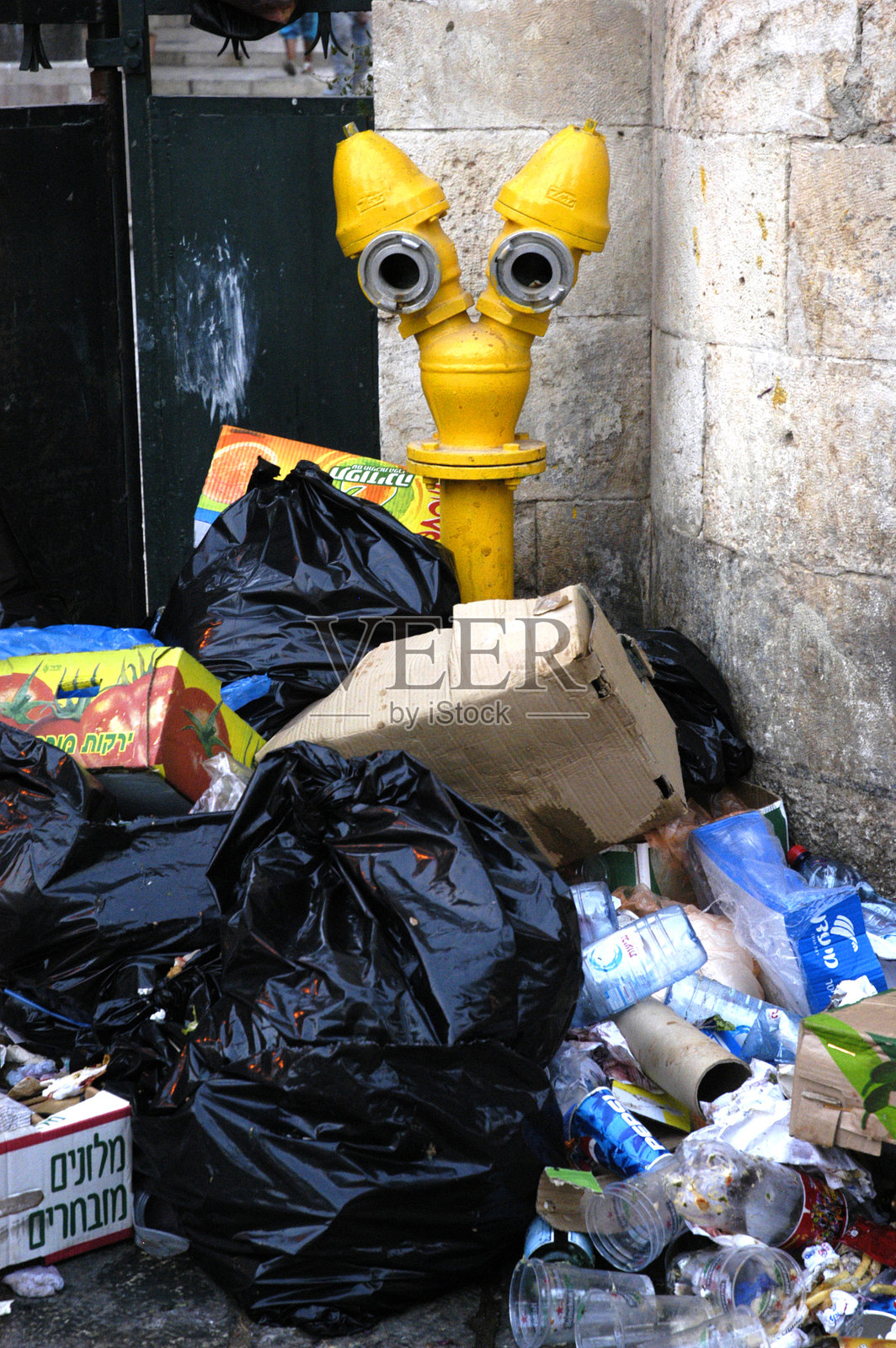 有趣的消防栓堆满了杂物照片摄影图片