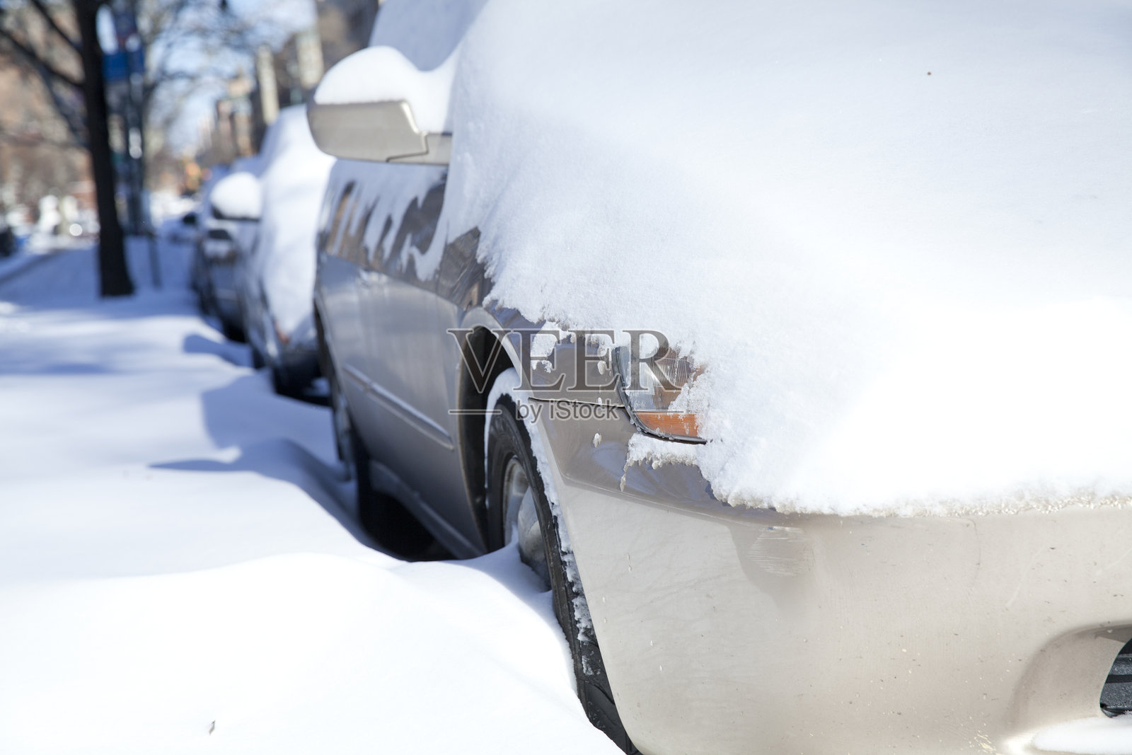 被雪覆盖的汽车照片摄影图片