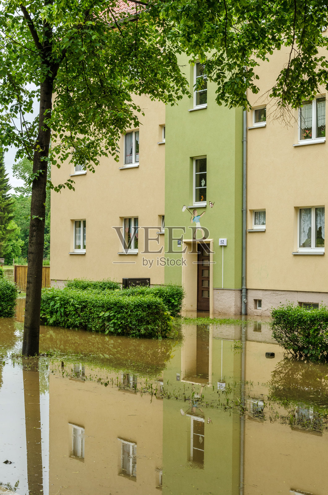 德国盖拉街道上的洪水照片摄影图片