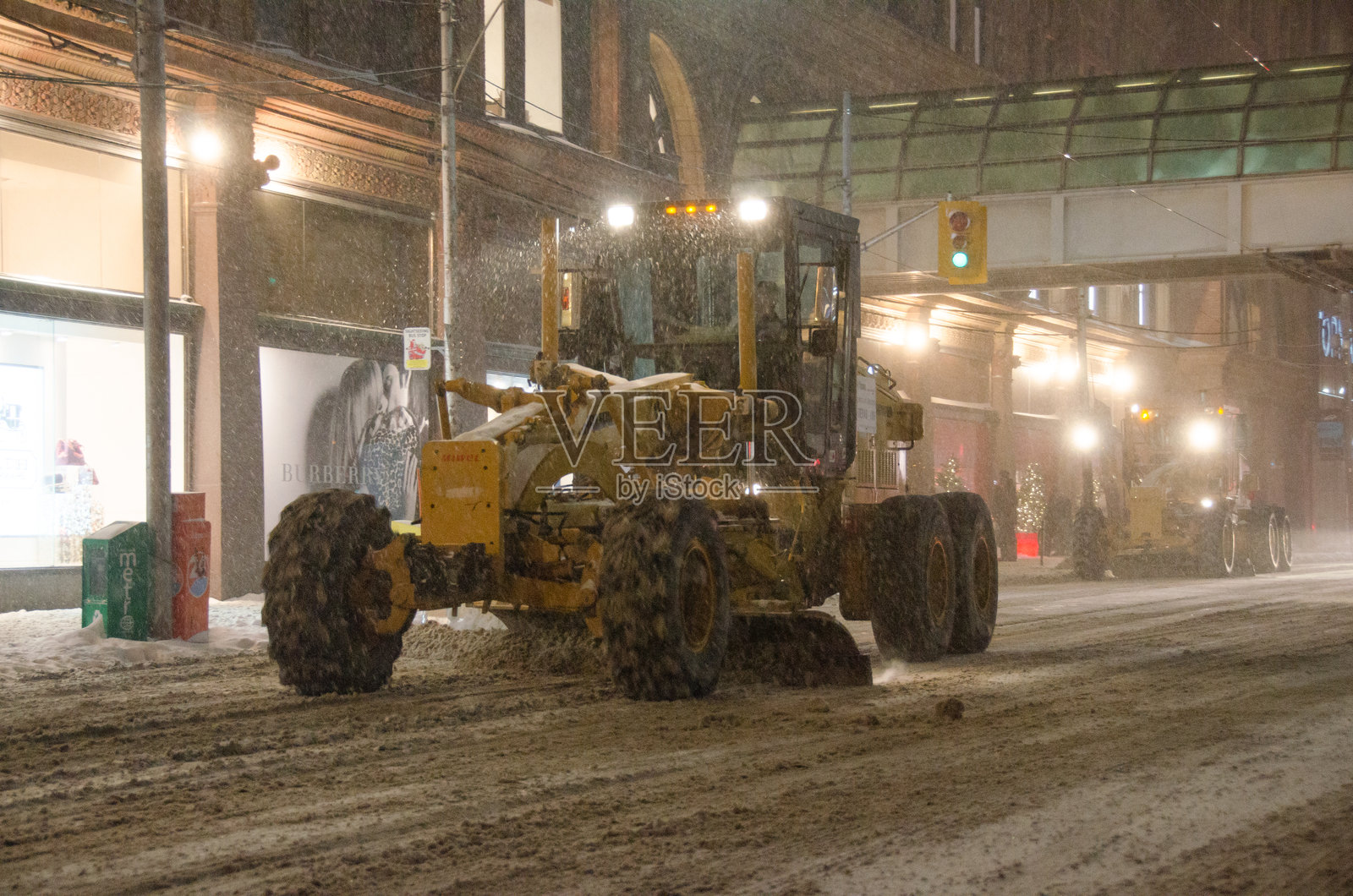 多伦多市中心的重型设备清除积雪照片摄影图片