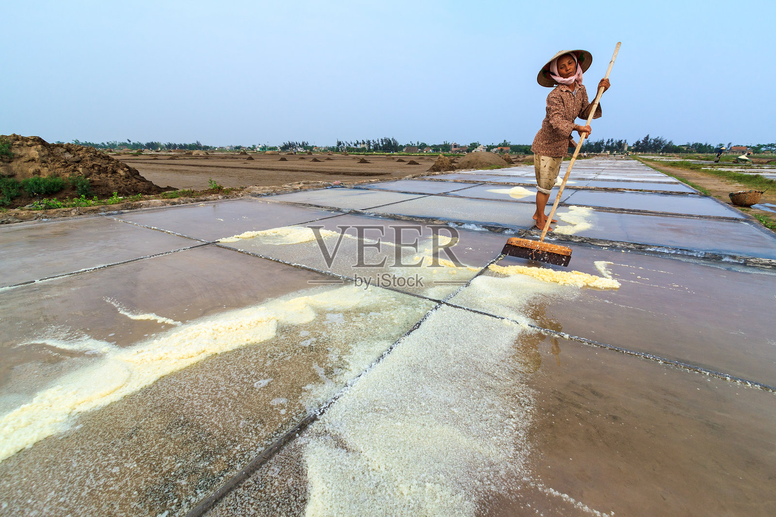 盐工在盐田工作照片摄影图片