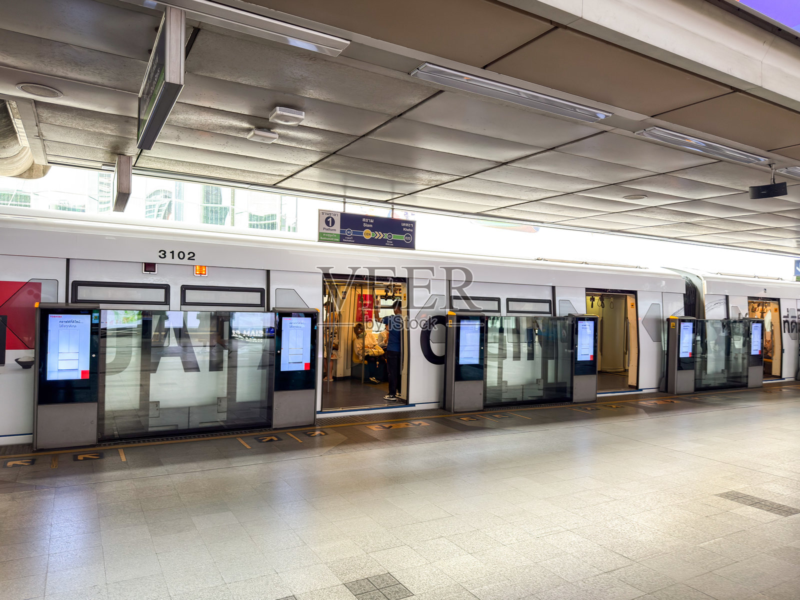 空荡荡的平台,BTS暹罗轻轨站的列车车门敞开。照片摄影图片