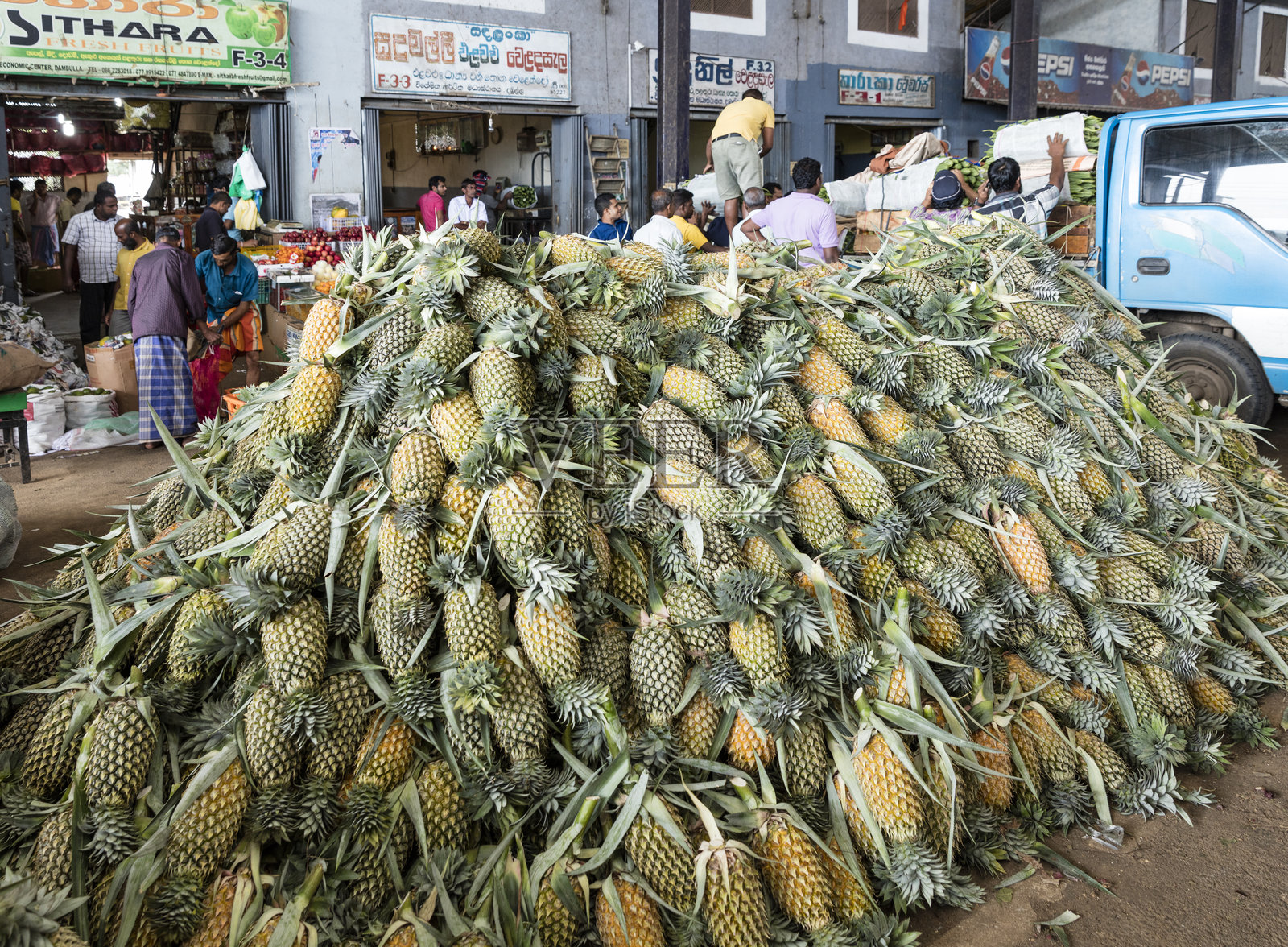 斯里兰卡丹布拉农产品市场堆放的菠萝准备运输照片摄影图片