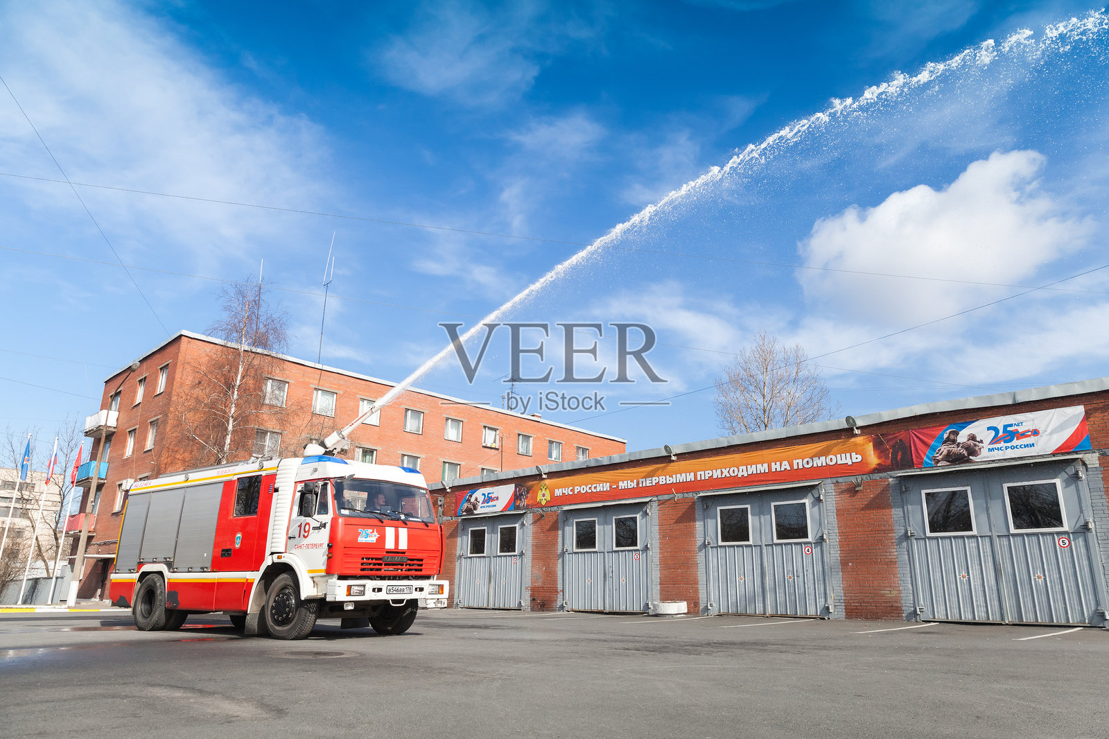 卡玛斯卡车作为俄罗斯消防车，配有水喷射装置照片摄影图片