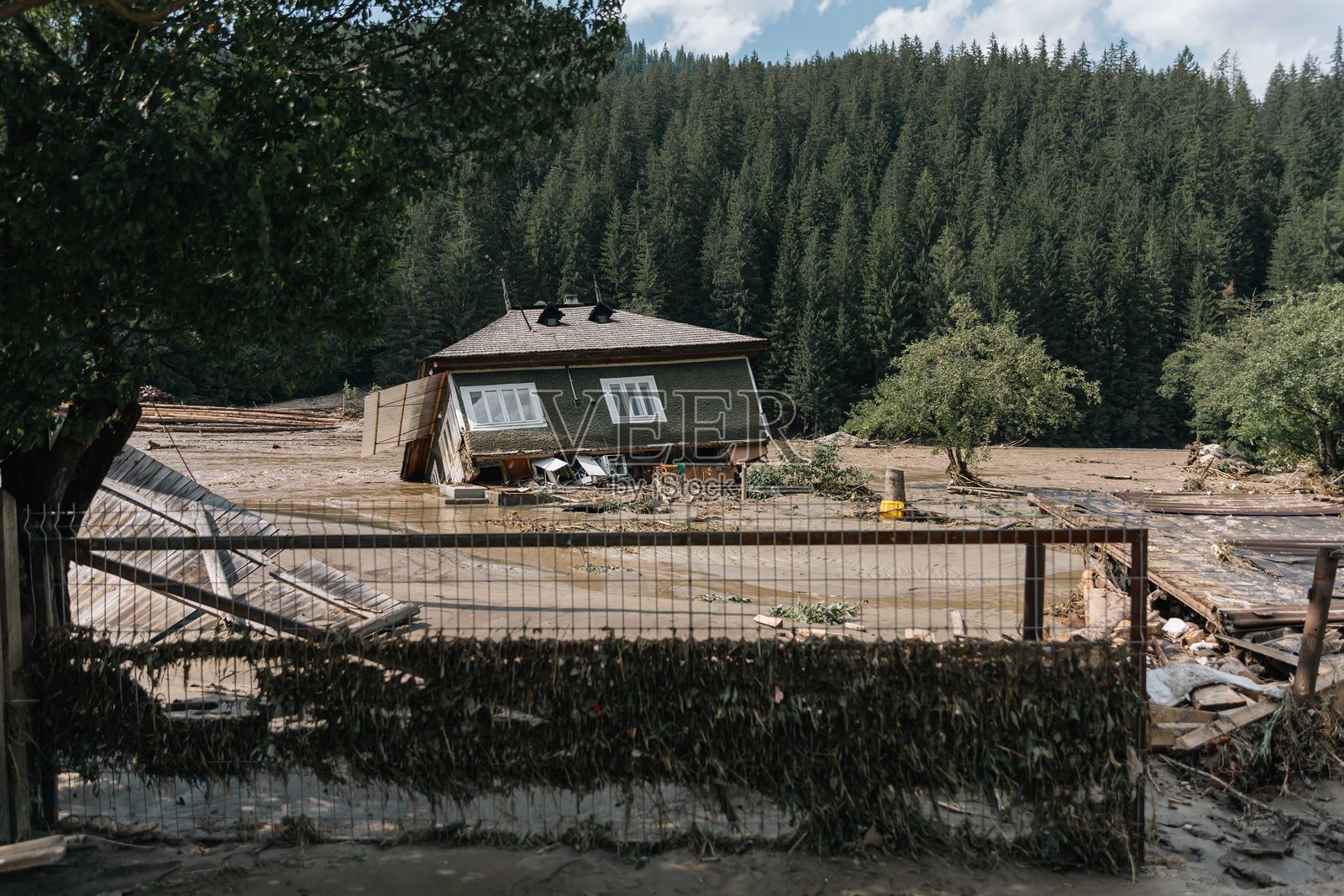 Floods in Brosteni  Suceava, Romania  July 28, 2025照片摄影图片