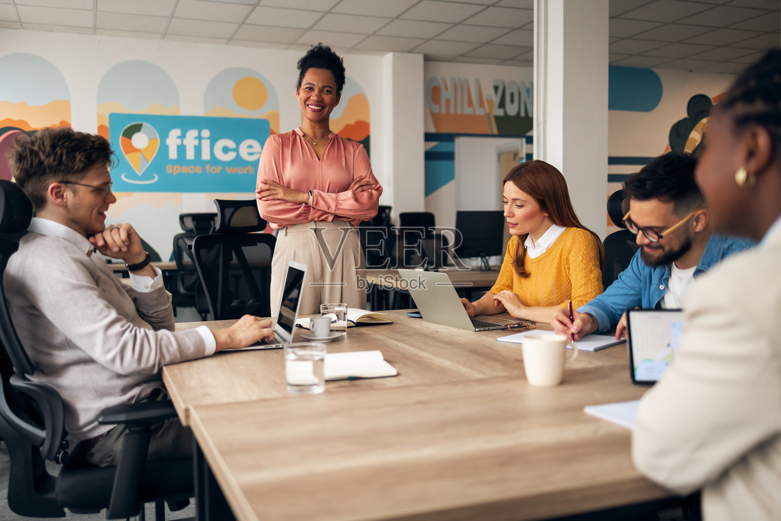 现代办公室环境中团队协作会议照片摄影图片